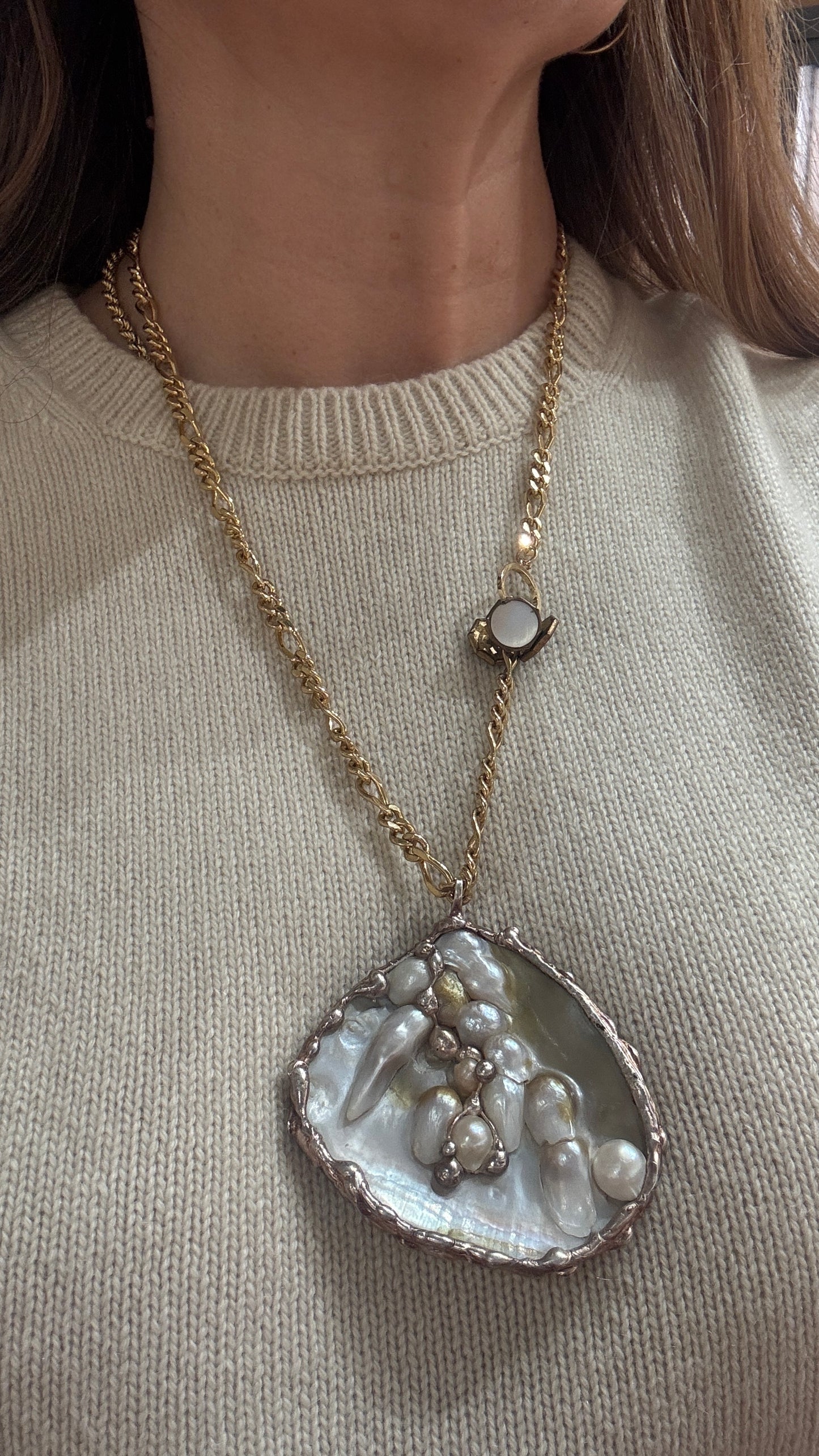 Sautoir et médaillon de nacre perlière