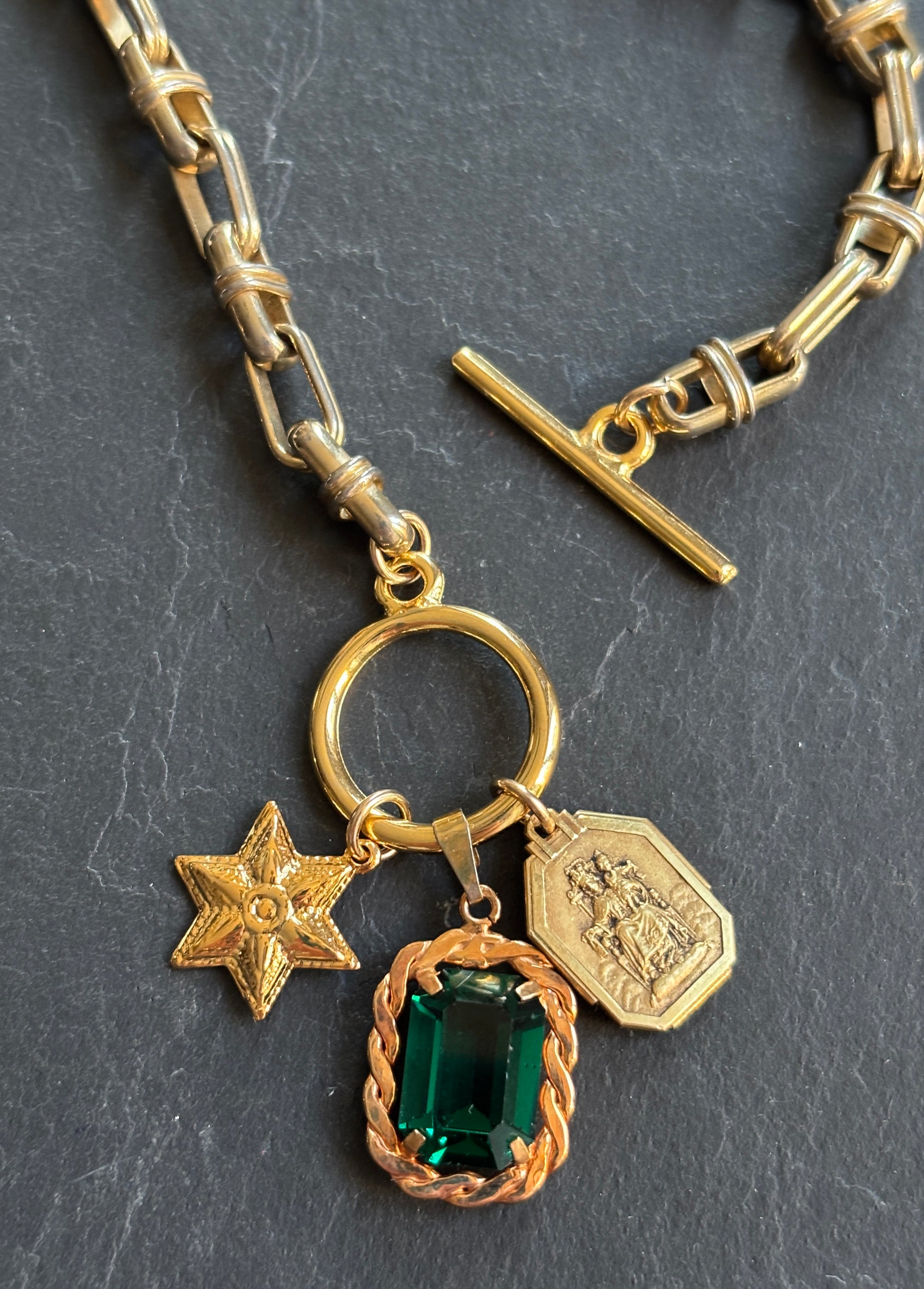 Collier chaîne 70s, pendentif en strass vert et médailles - blissparis