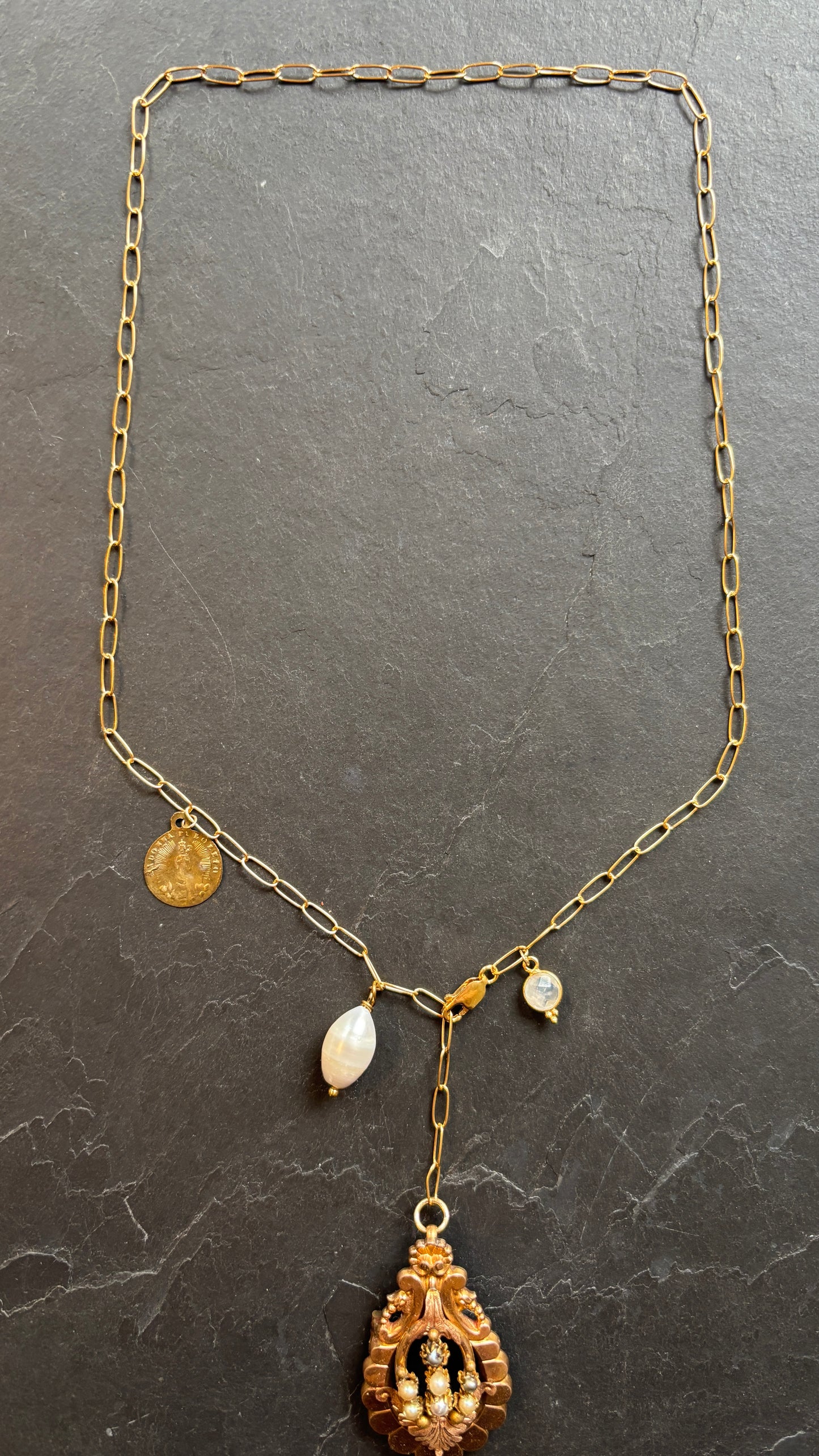 Collier lasso médaillon Napoléon III, perle et pierre de lune - blissparis