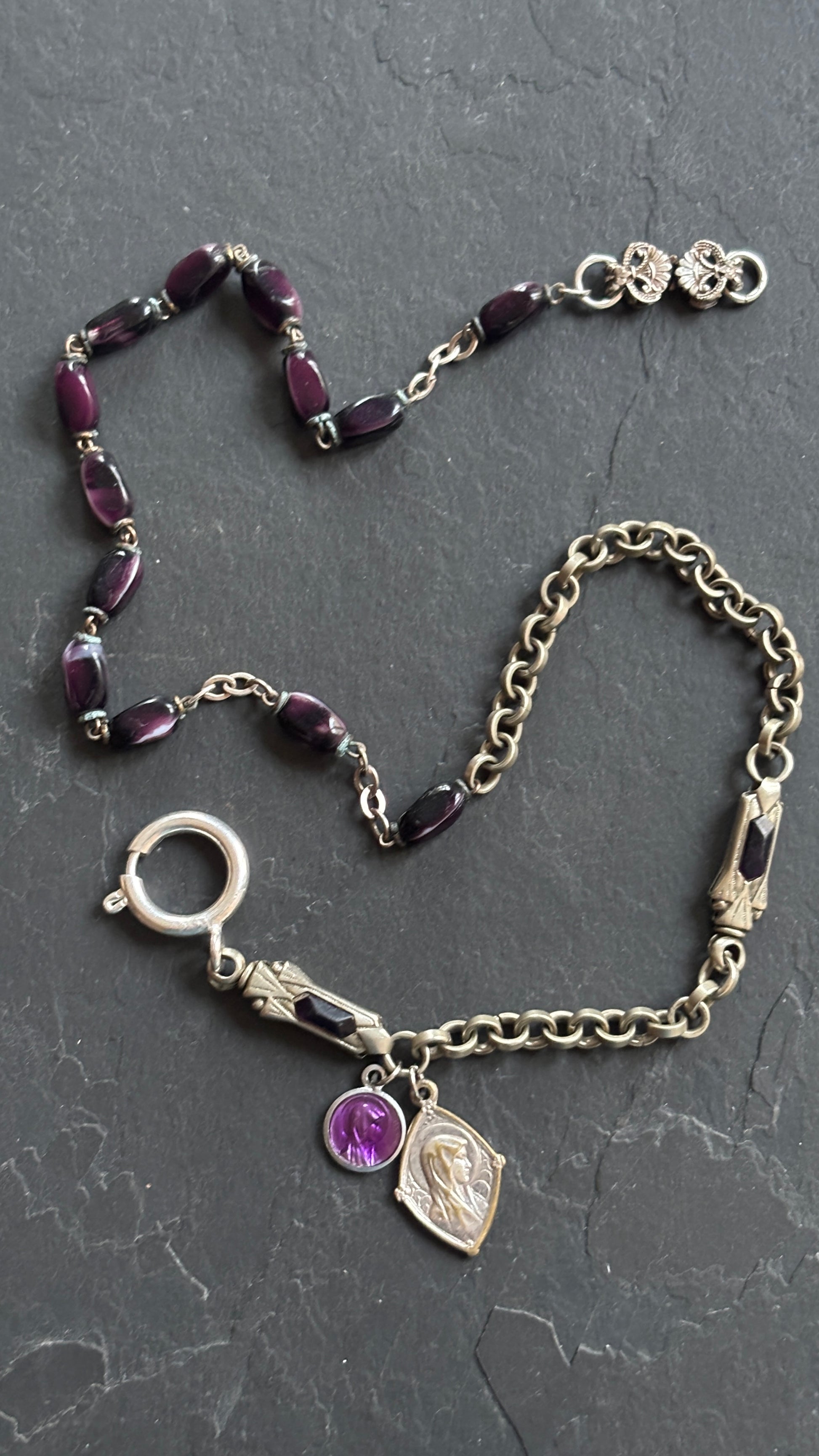 Collier chaîne de montre Art Deco , chapelet violet et médailles - blissparis