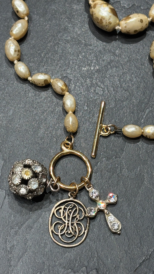 Collier de perles fantaisies, médailles et strass