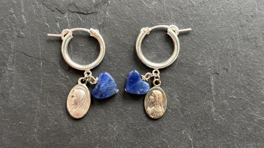 Mini créoles en argent, agate bleue et médailles