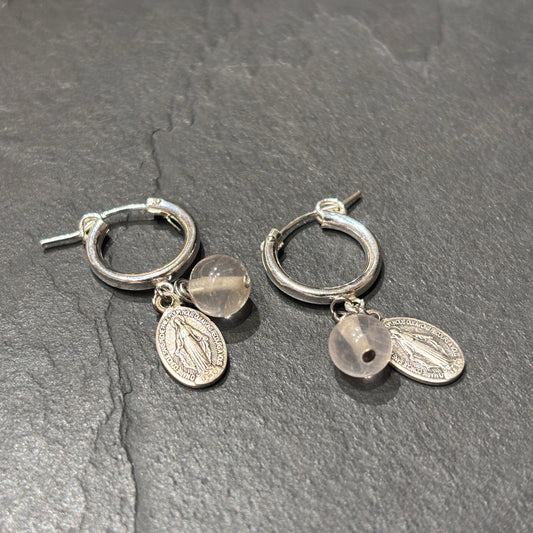 Mini créoles, quartz rose et médailles miraculeuses