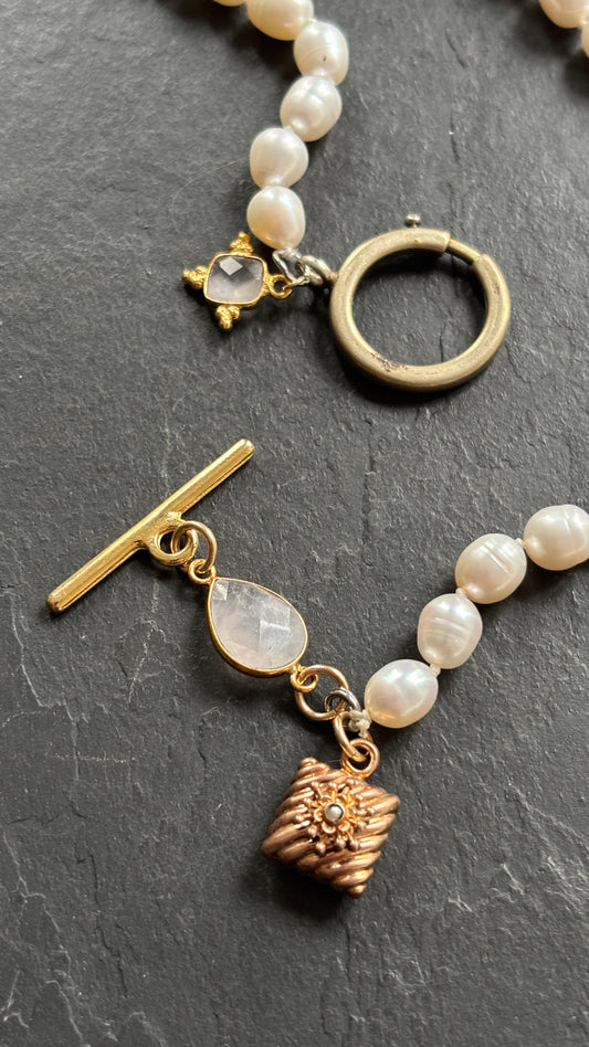 Collier de perles d’eau douce, quartz rose et médaillon ancien