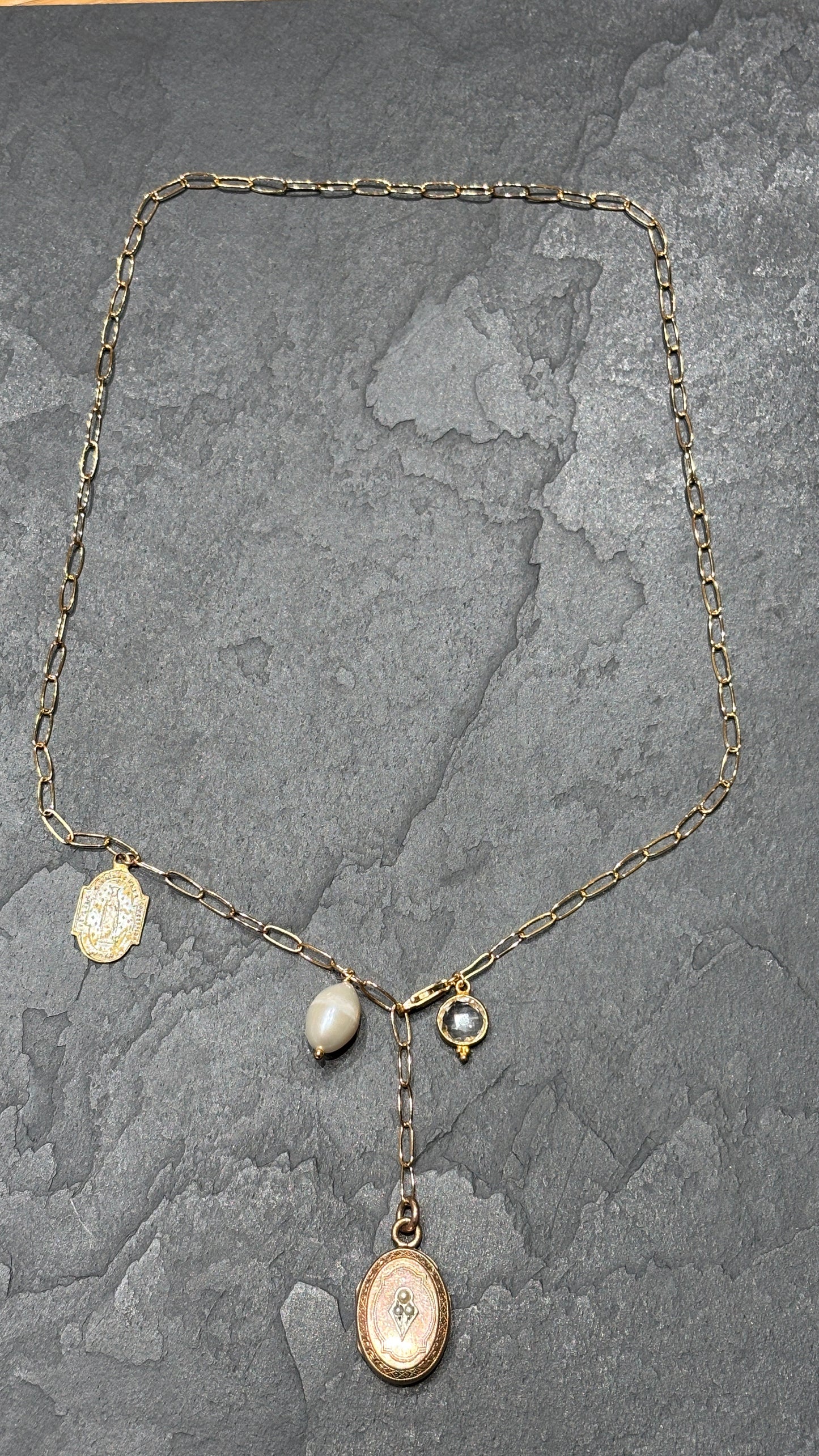 Collier lasso, médaillon à secret et perle