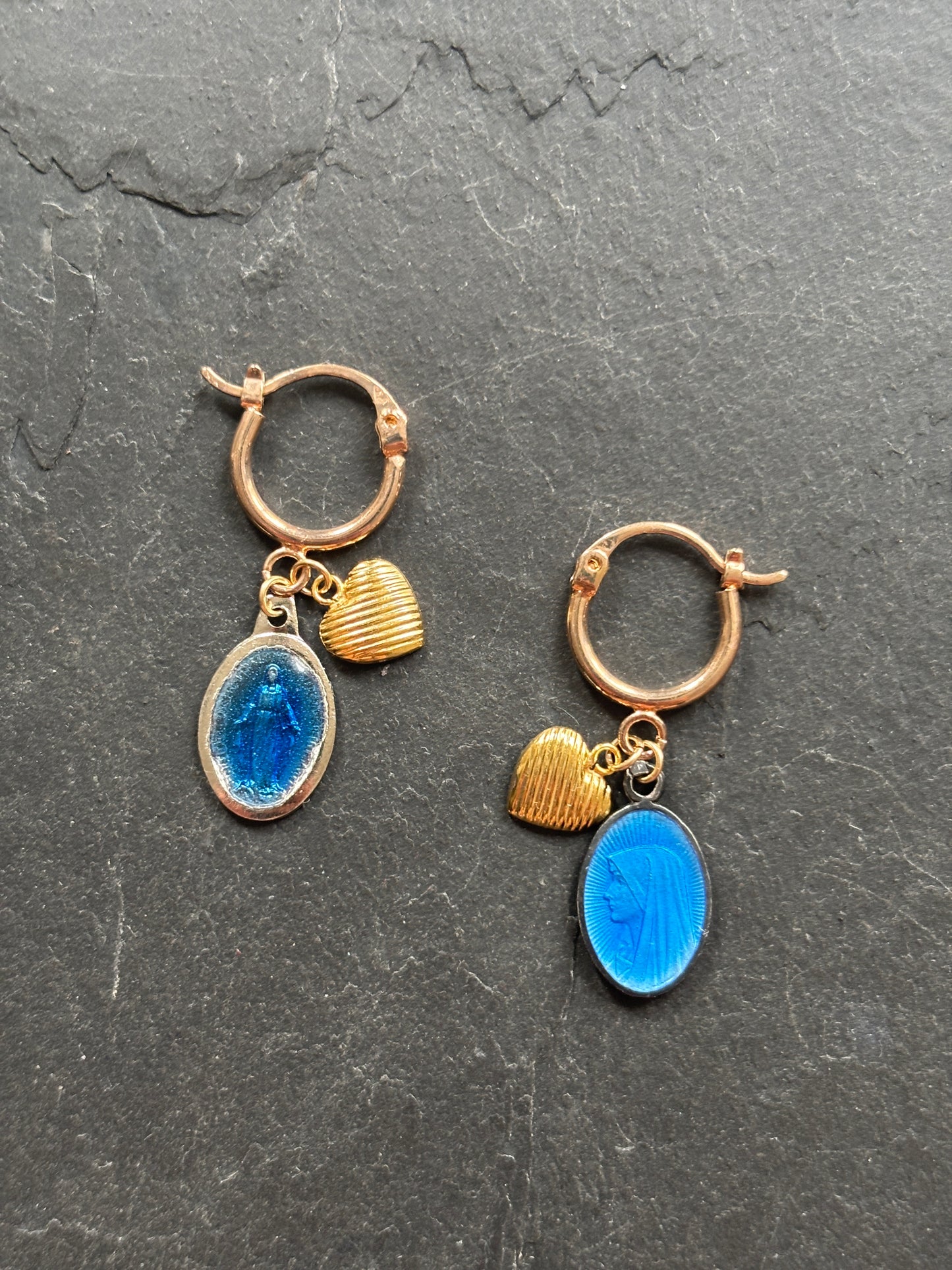 Mini créoles en goldfilled, cœur et médailles