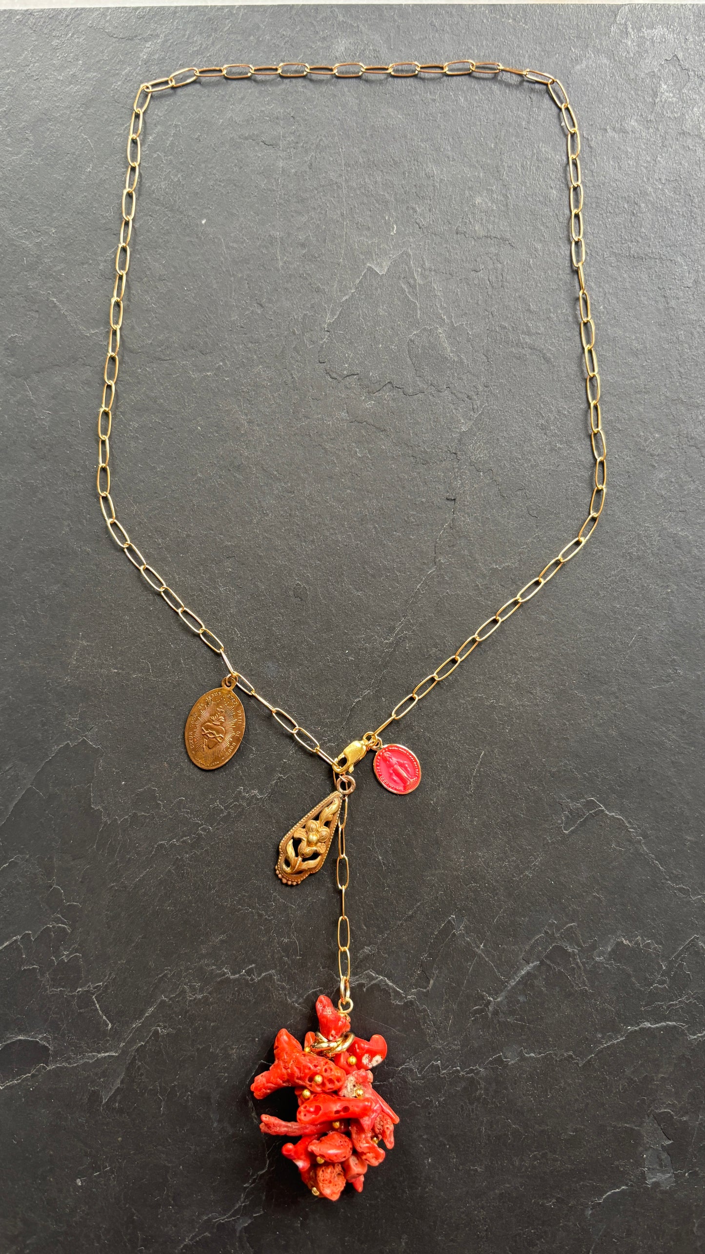 Collier lasso corail rouge et médaillons anciens