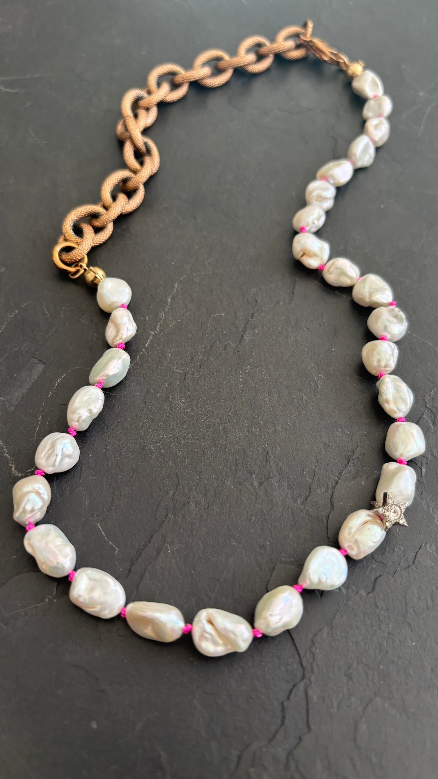Collier de perles baroques sur fil rose et large chaîne diamantée