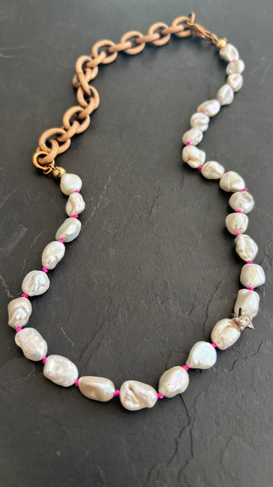 Collier de perles baroques sur fil rose et large chaîne diamantée
