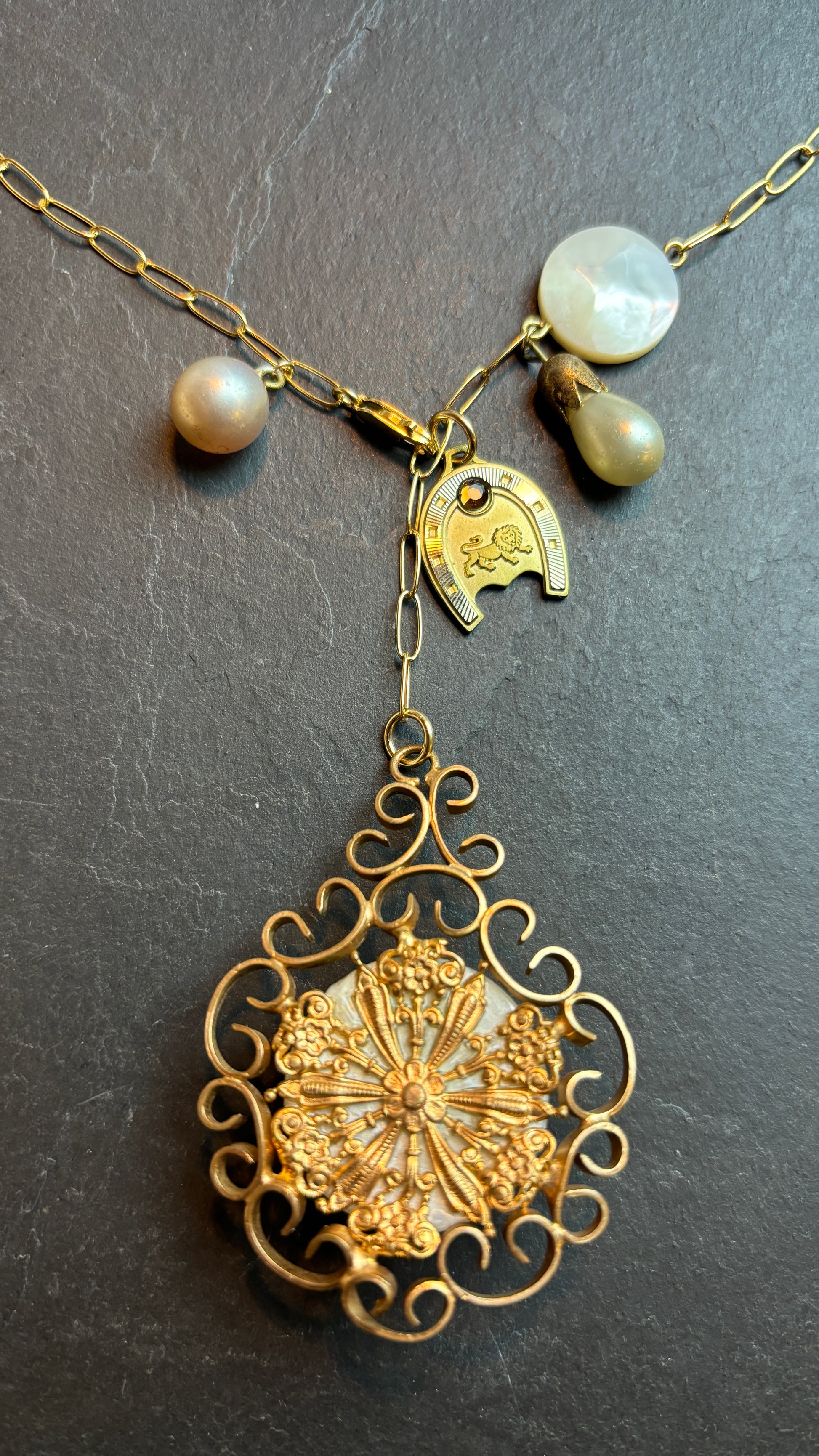 LION . Collier lasso perles - blissparis