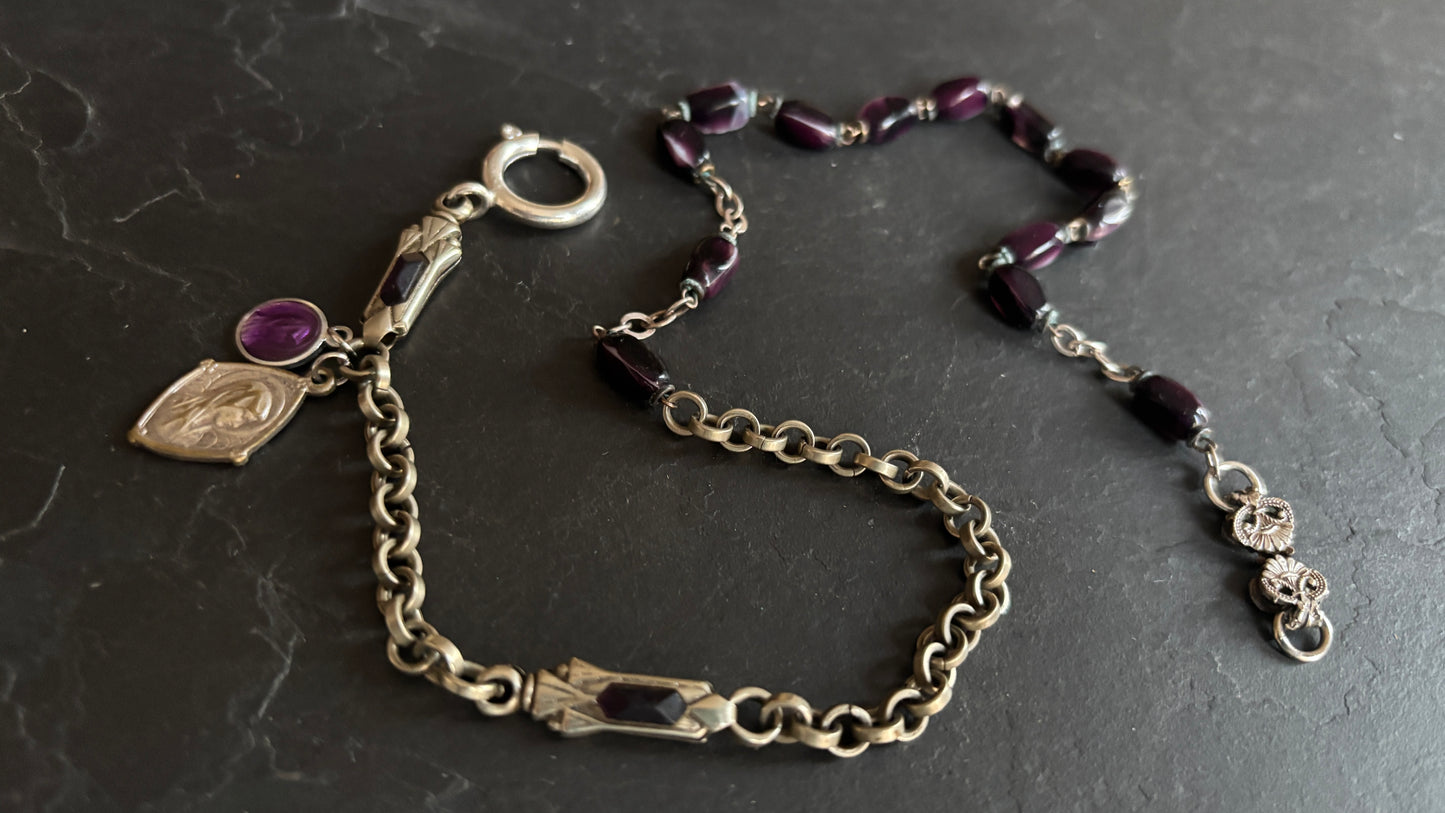 Collier chaîne de montre Art Deco , chapelet violet et médailles - blissparis