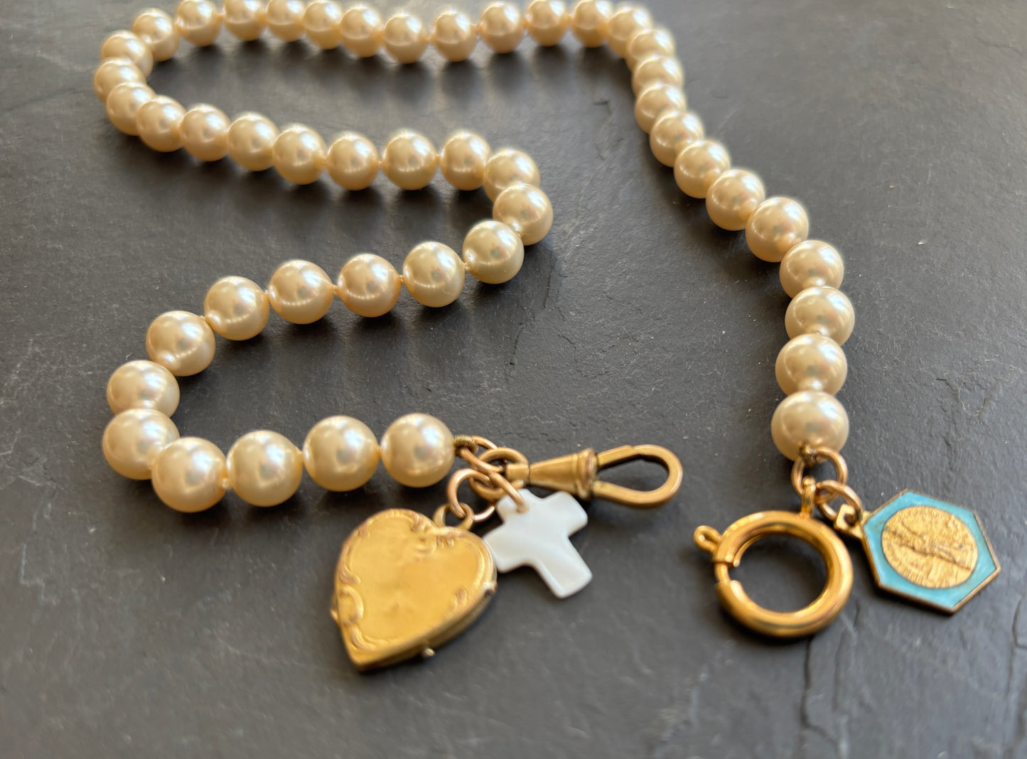 Collier de perles, cœur à secret et médaille de ND de Lachet - blissparis