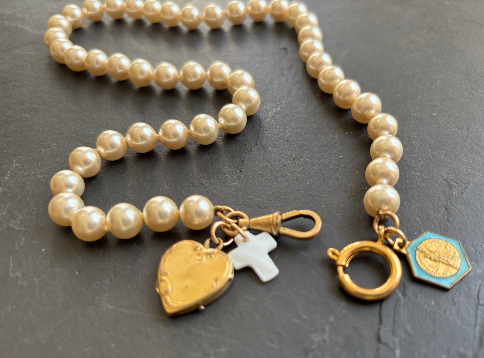 Collier de perles, cœur à secret et médaille de ND de Lachet - blissparis