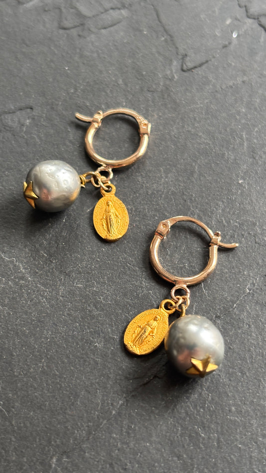 Mini créoles médailles miraculeuses et perles grises