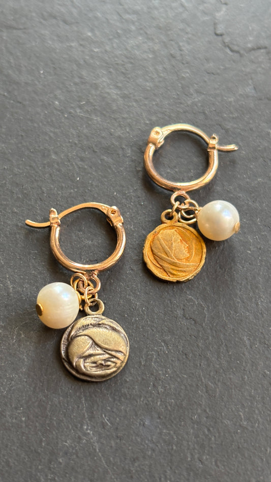 Mini créoles goldfilled, perles et médailles - blissparis