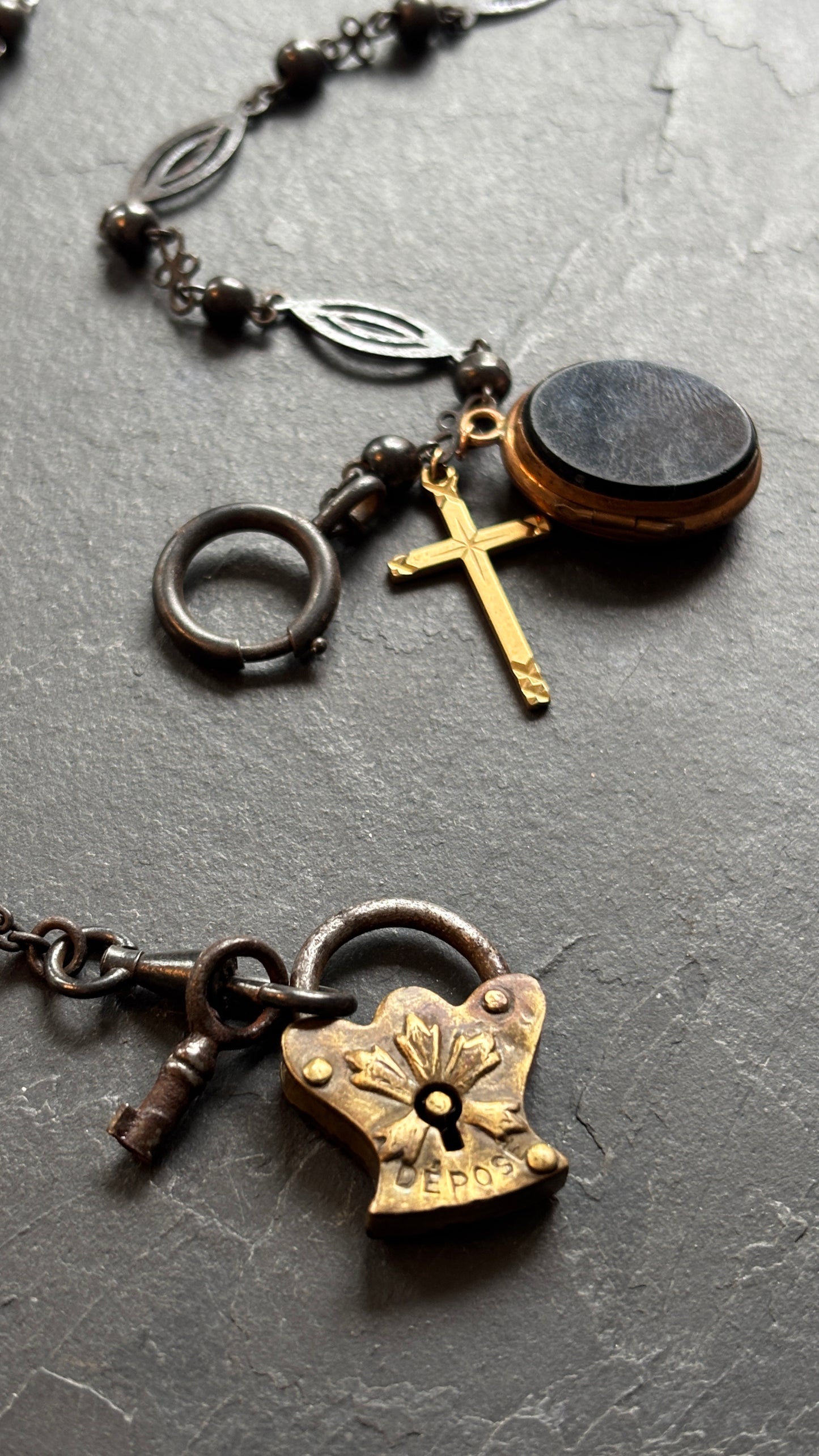 Collier chaîne de montre, cadenas, croix et médaillon à secret - blissparis