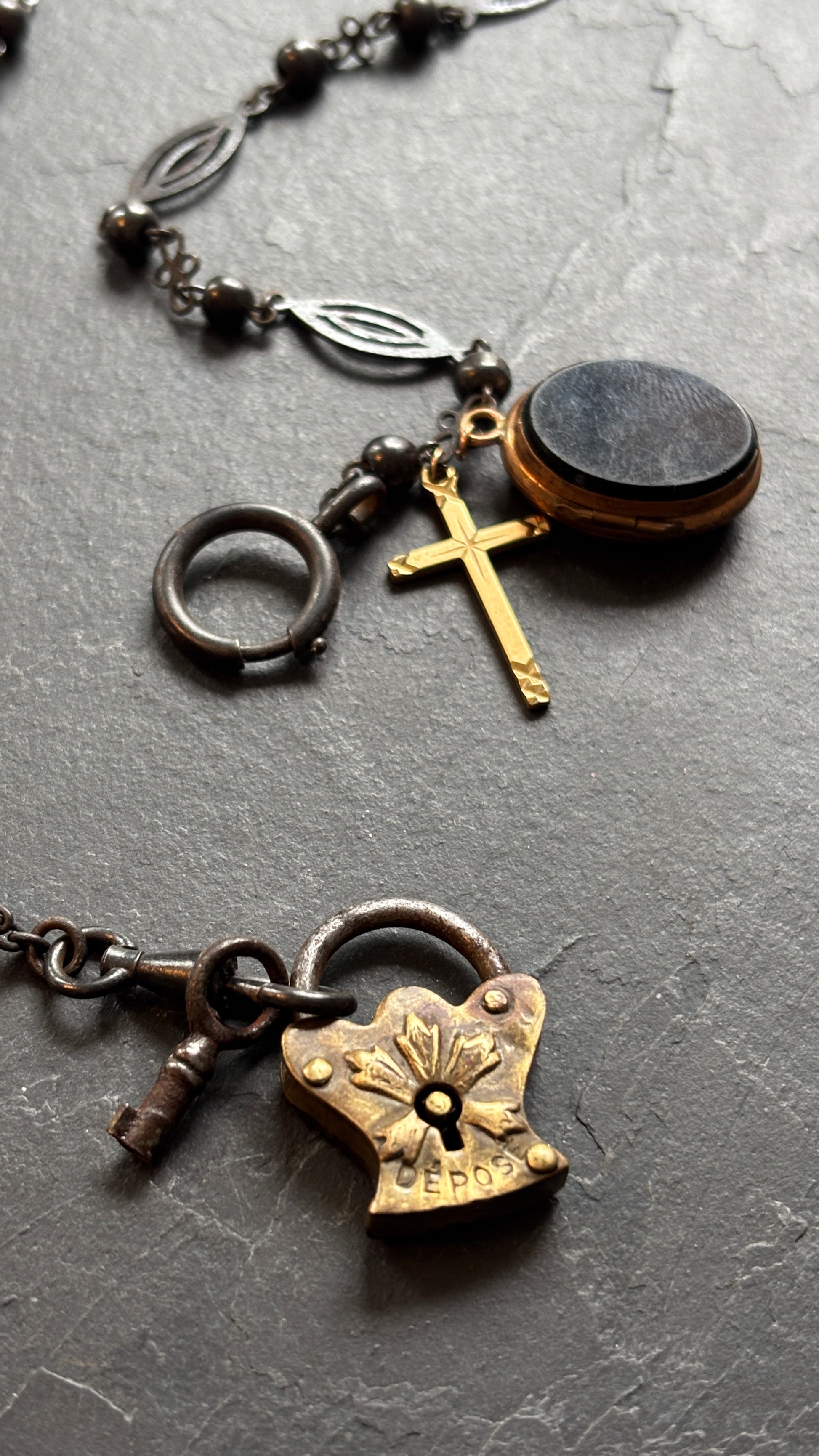 Collier chaîne de montre, cadenas, croix et médaillon à secret - blissparis