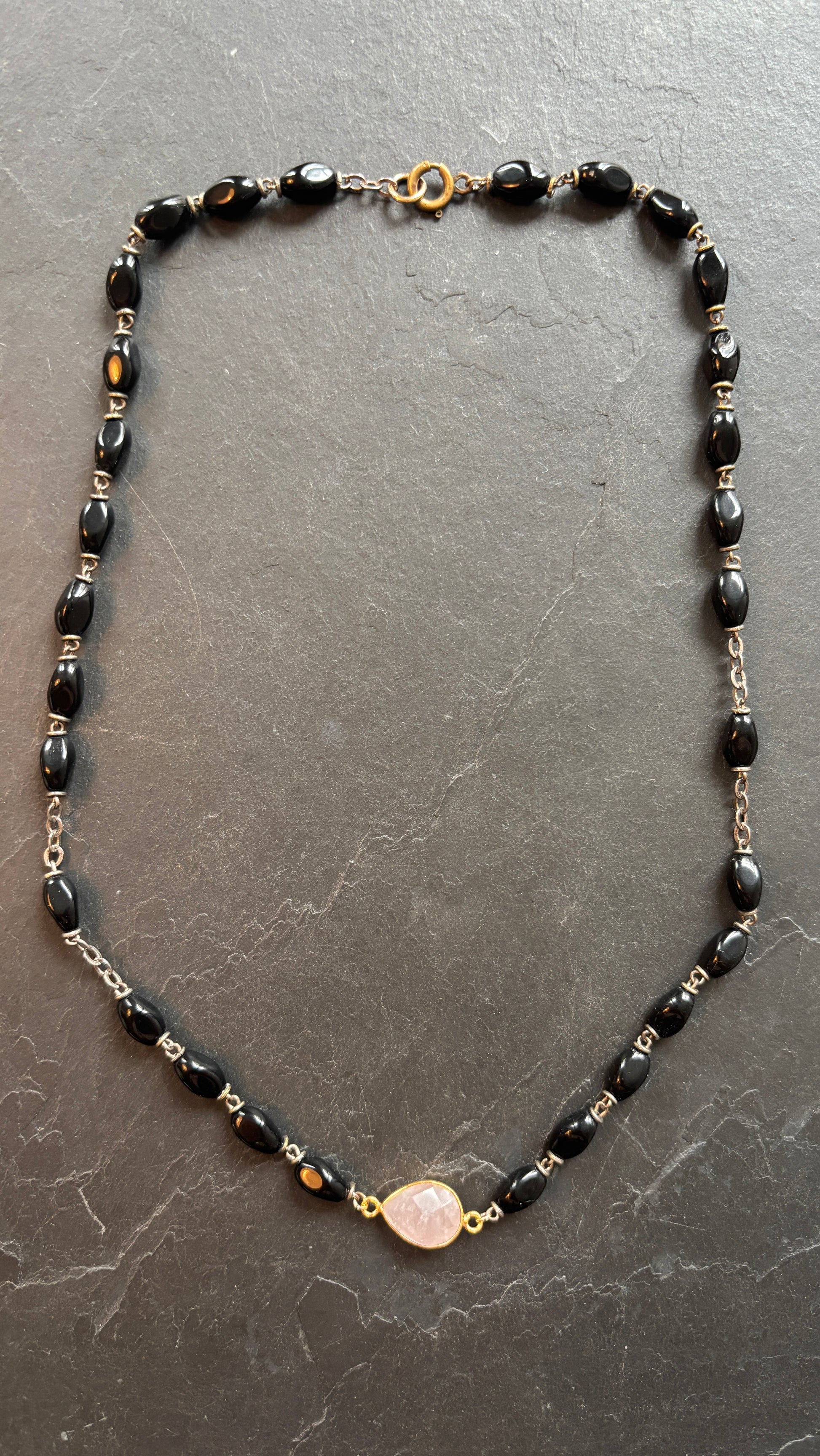 Collier chapelet noir et quartz rose - blissparis
