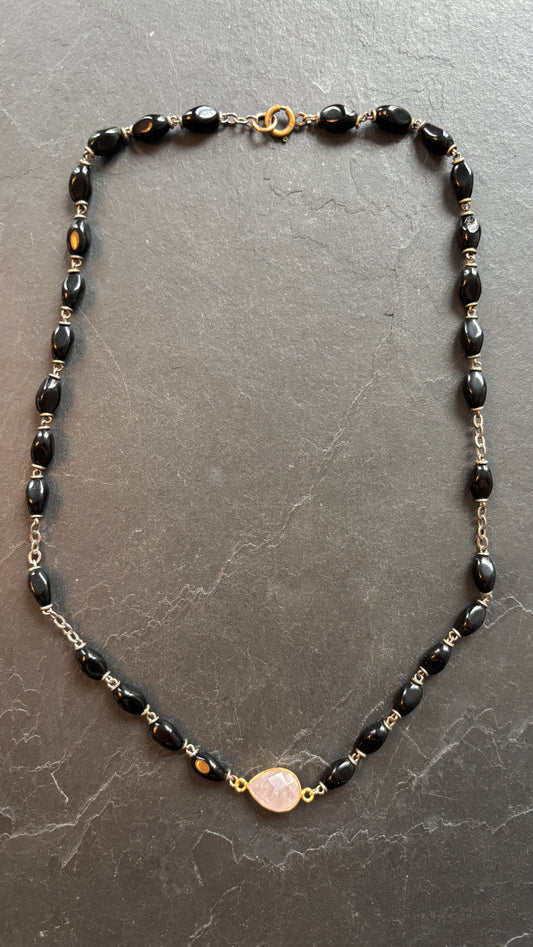 Collier chapelet noir et quartz rose - blissparis