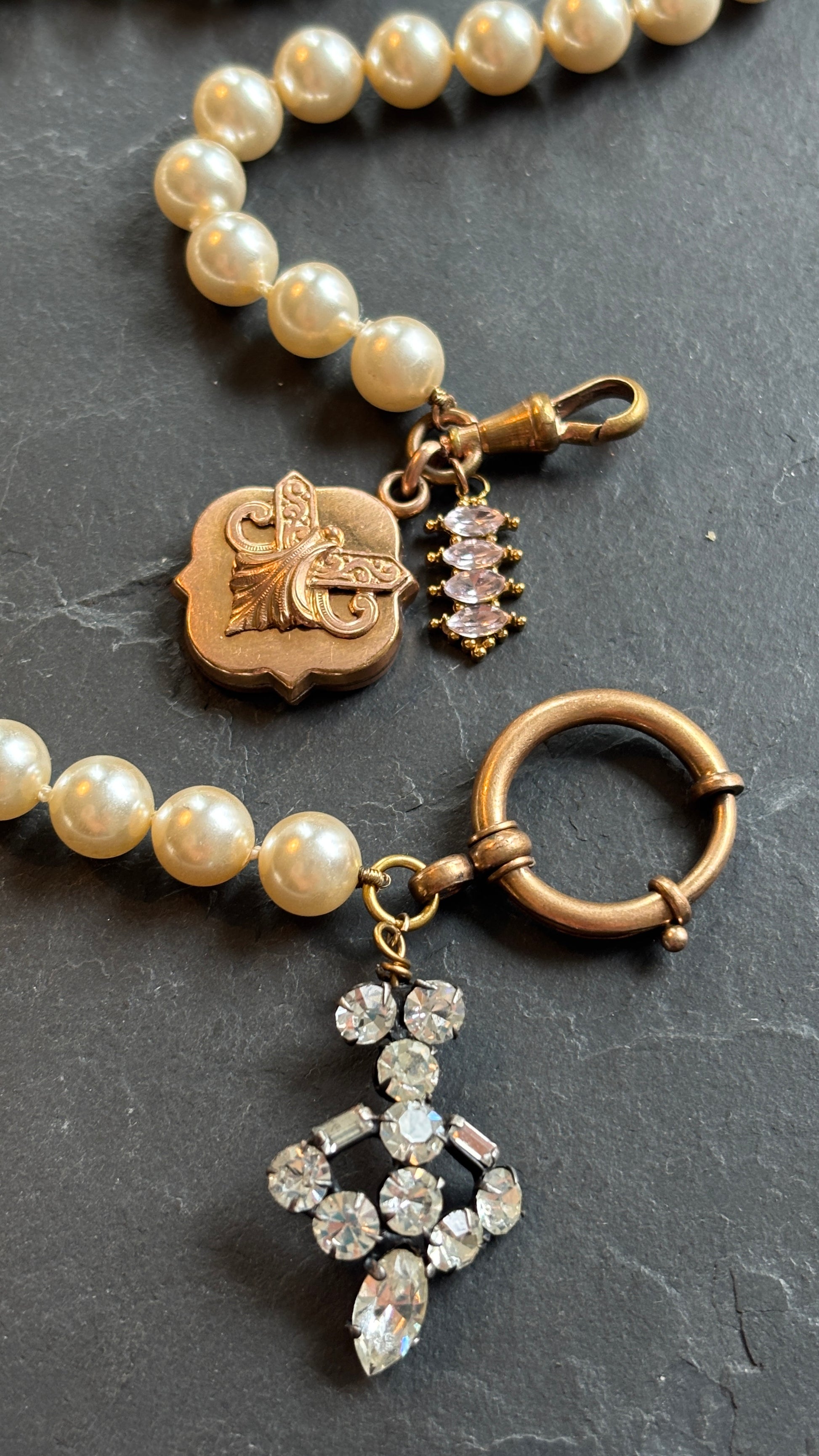 Collier de perles, strass et médaillon - blissparis