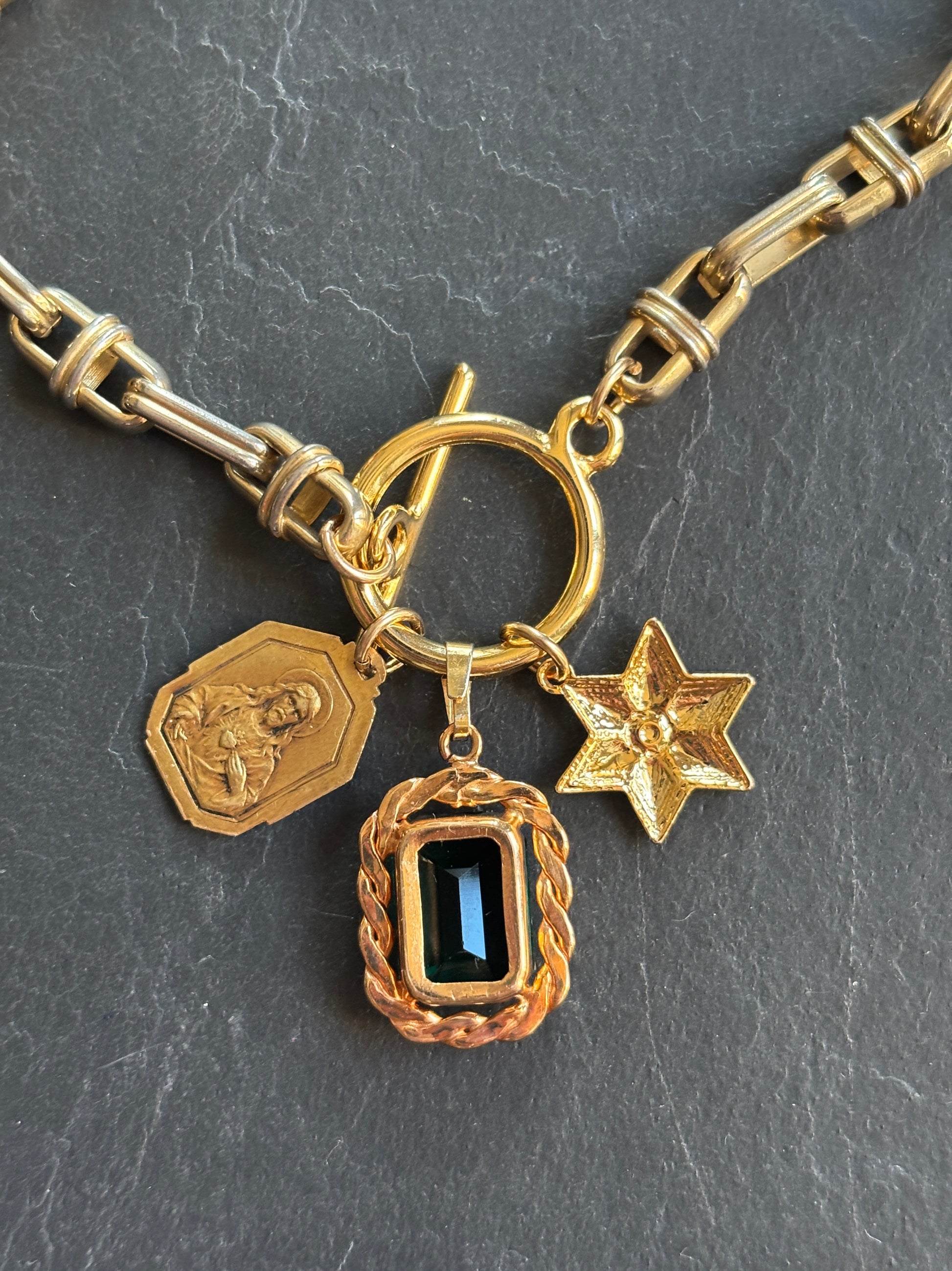 Collier chaîne 70s, pendentif en strass vert et médailles - blissparis