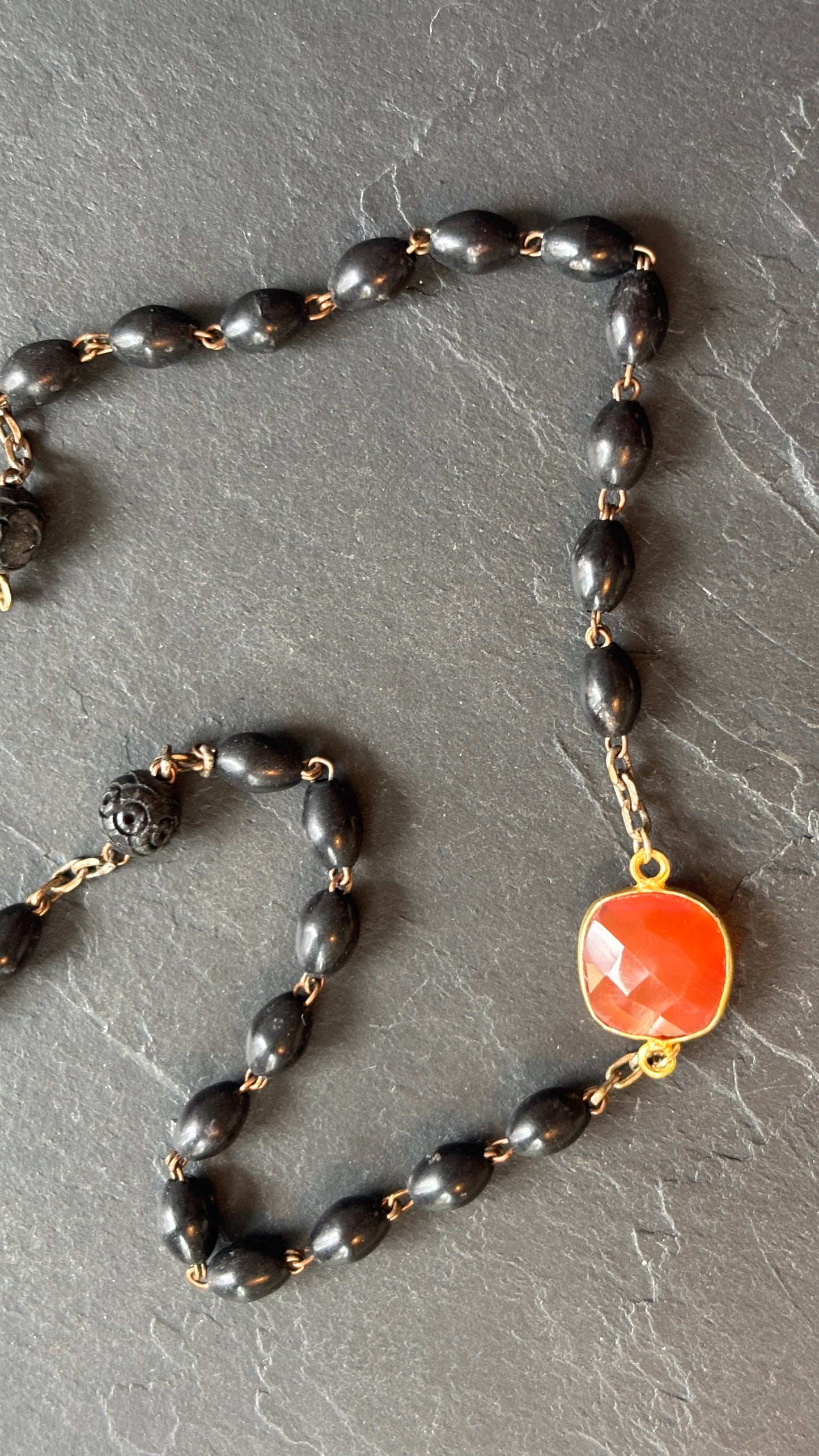 Collier chapelet noir et cornaline - blissparis