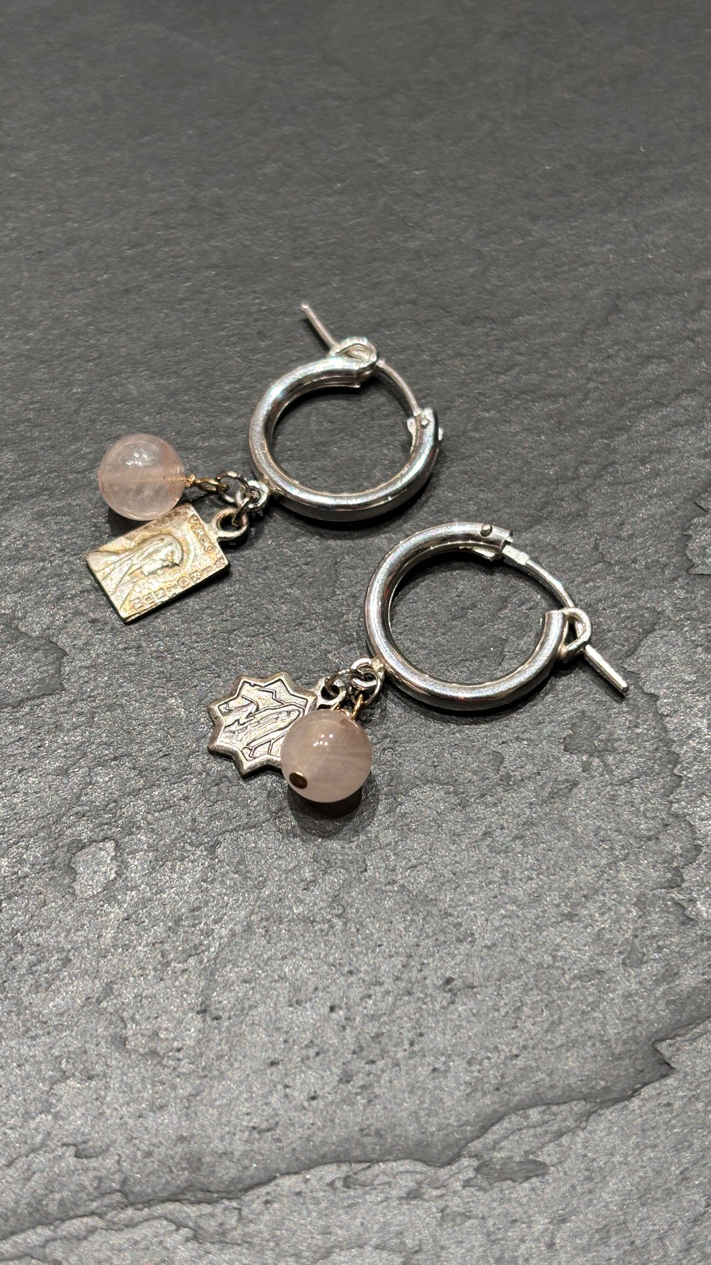 Mini créoles argent, quartz rose et médailles