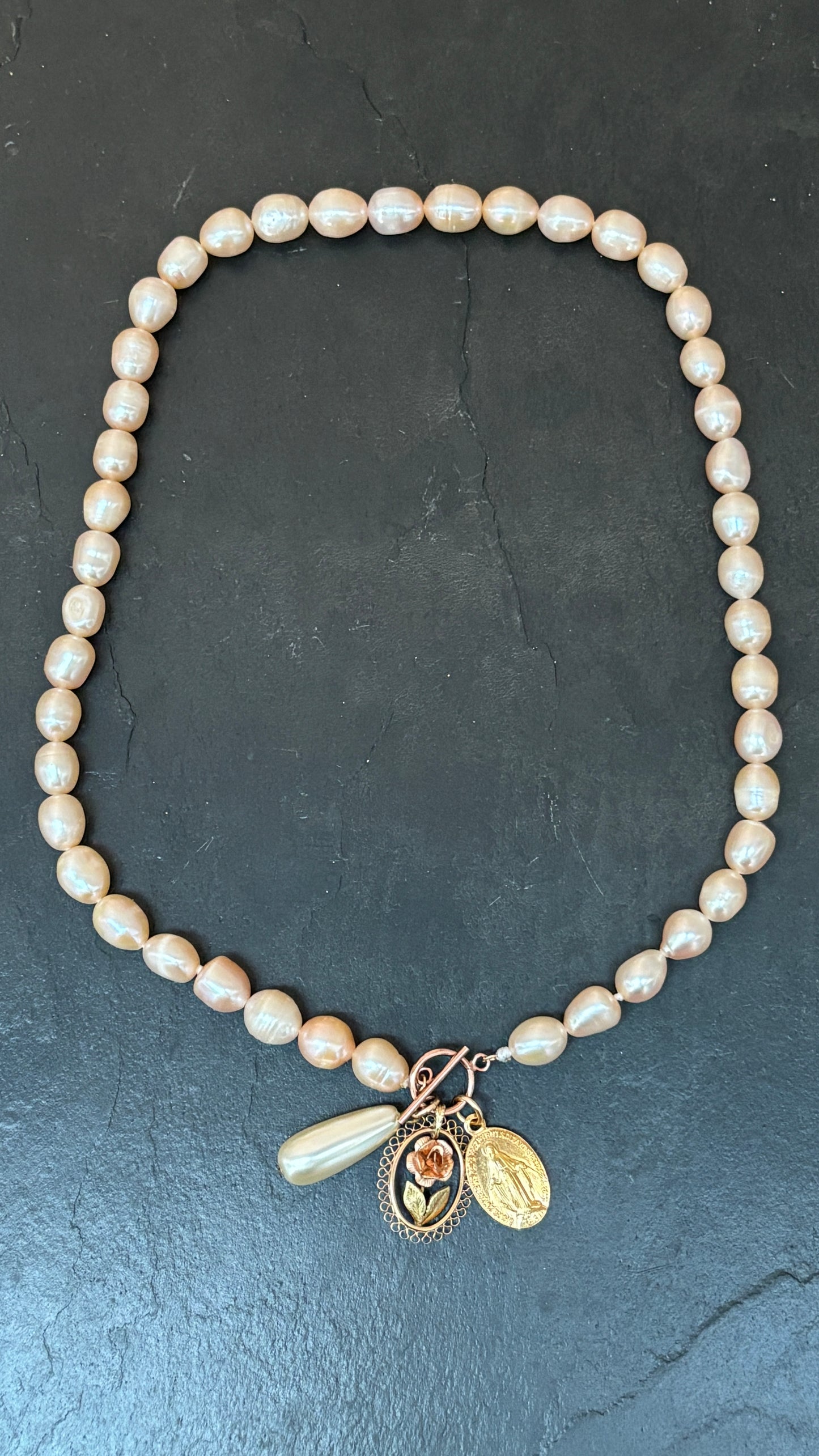 Collier de perles baroques rosées, pendentif à la rose, médaille miraculeuse