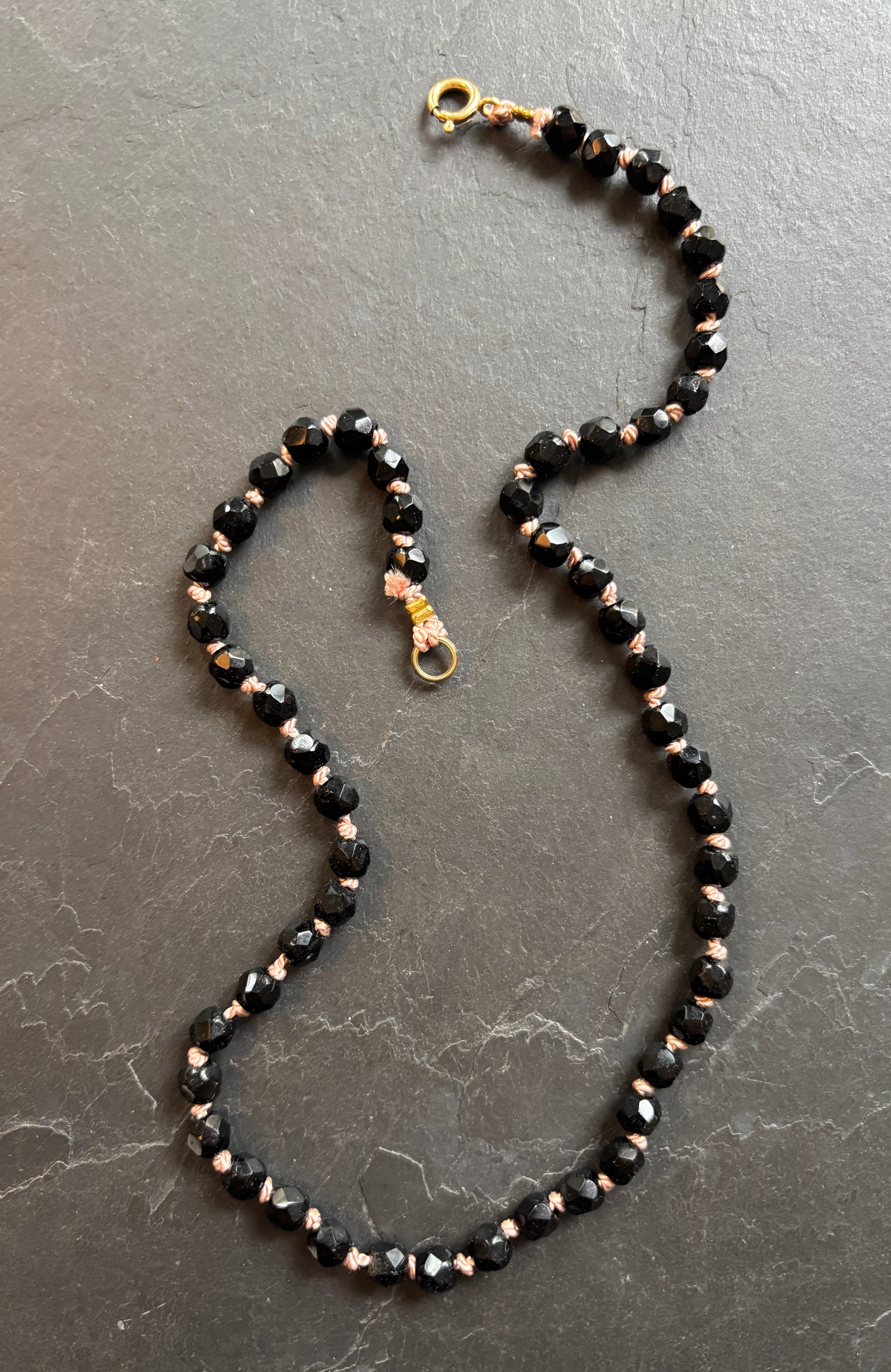 Collier en perles de jais - blissparis