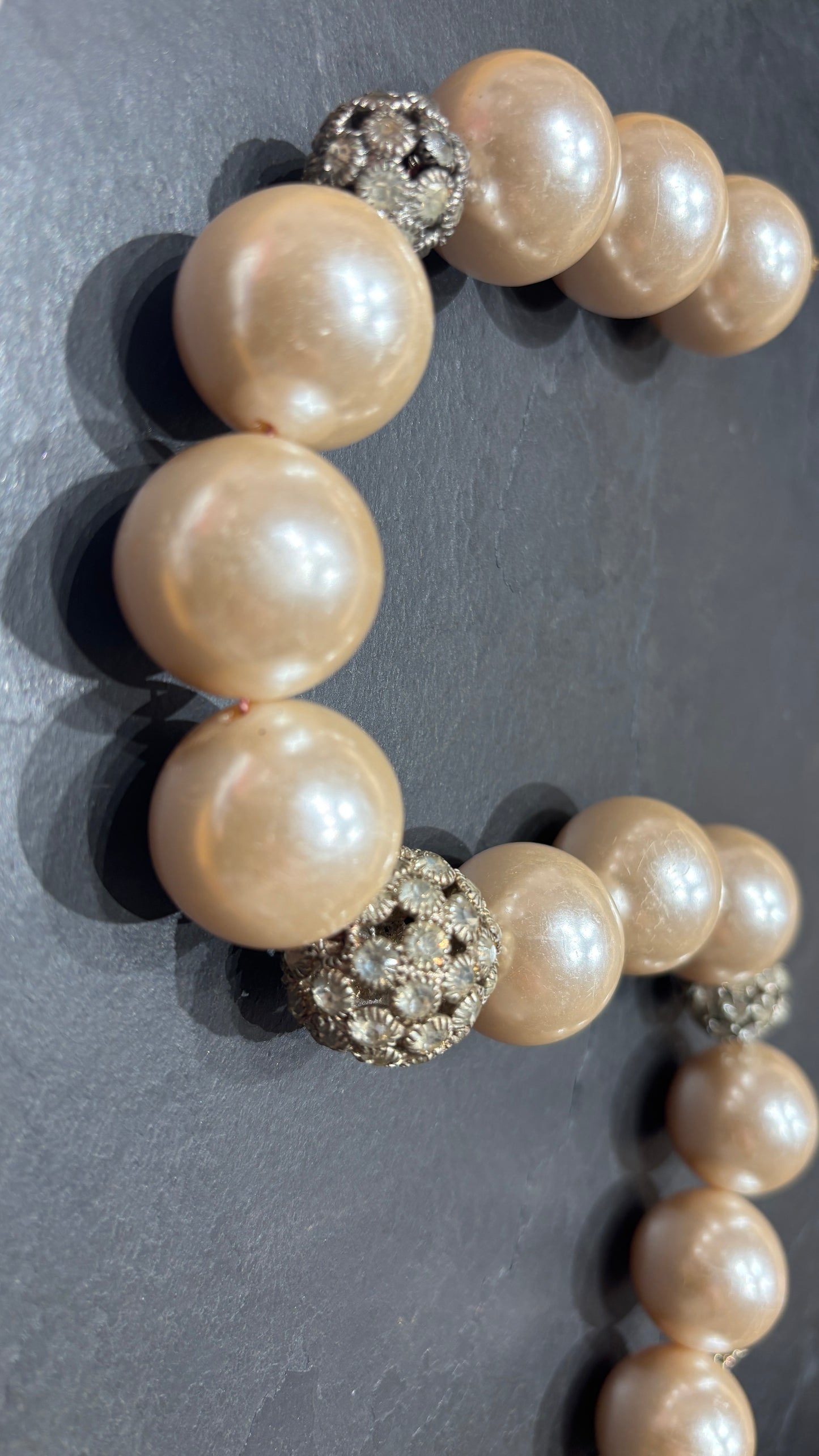 Collier de larges perles et strass