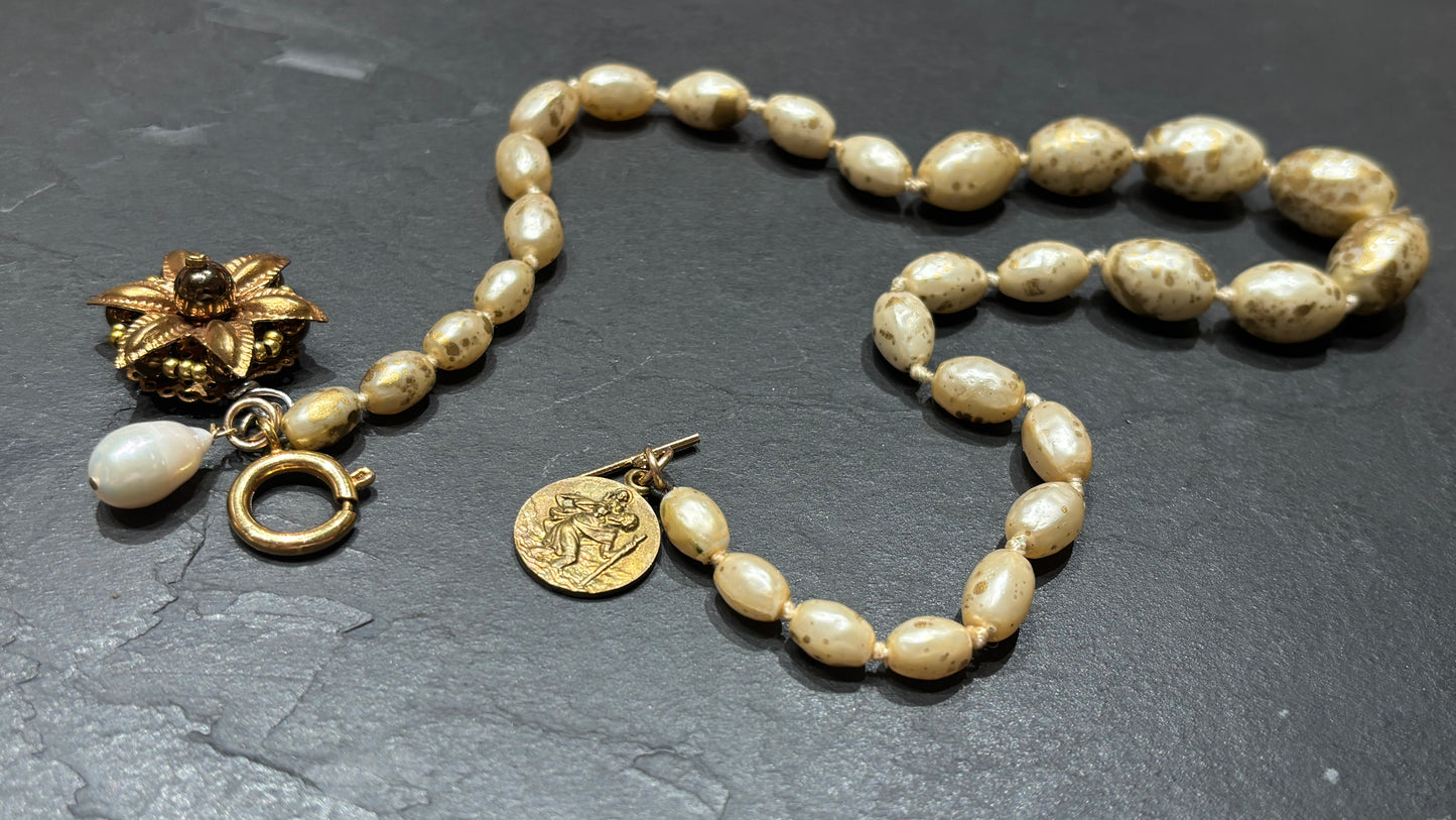 Collier de perles fantaisies , médaille de St Christophe, perle et fleur ancienne