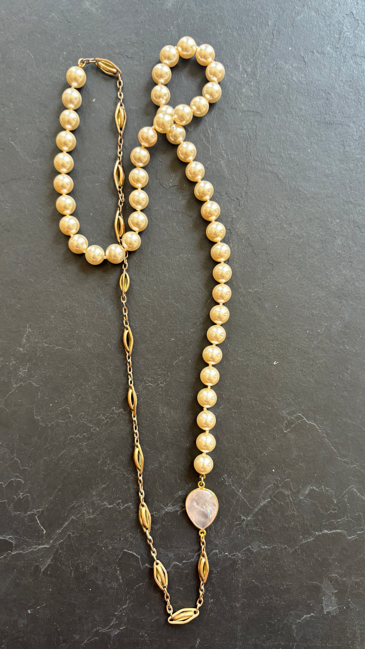 Sautoir en perles, chaîne de montre et quartz rose - blissparis