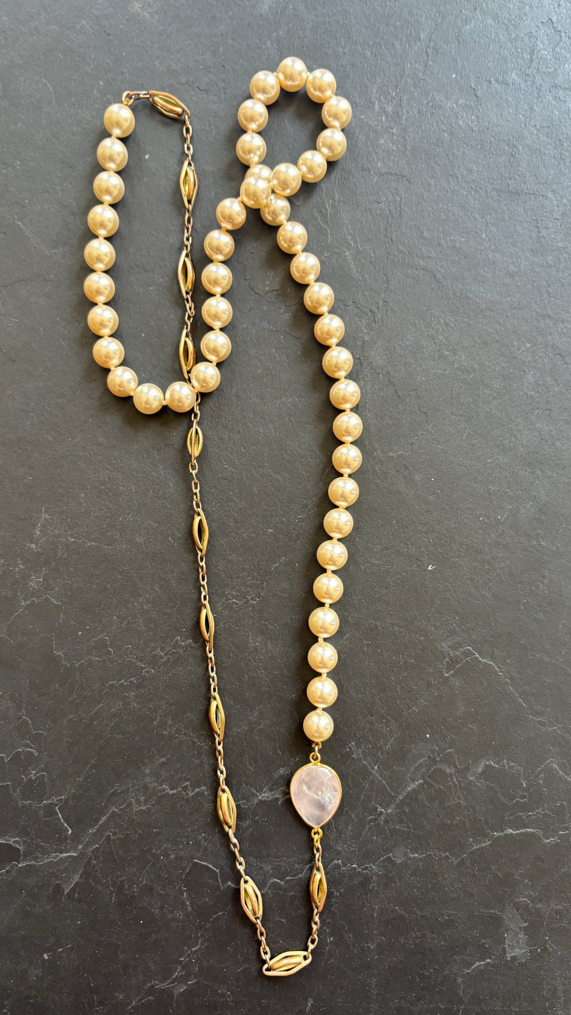 Sautoir en perles, chaîne de montre et quartz rose - blissparis