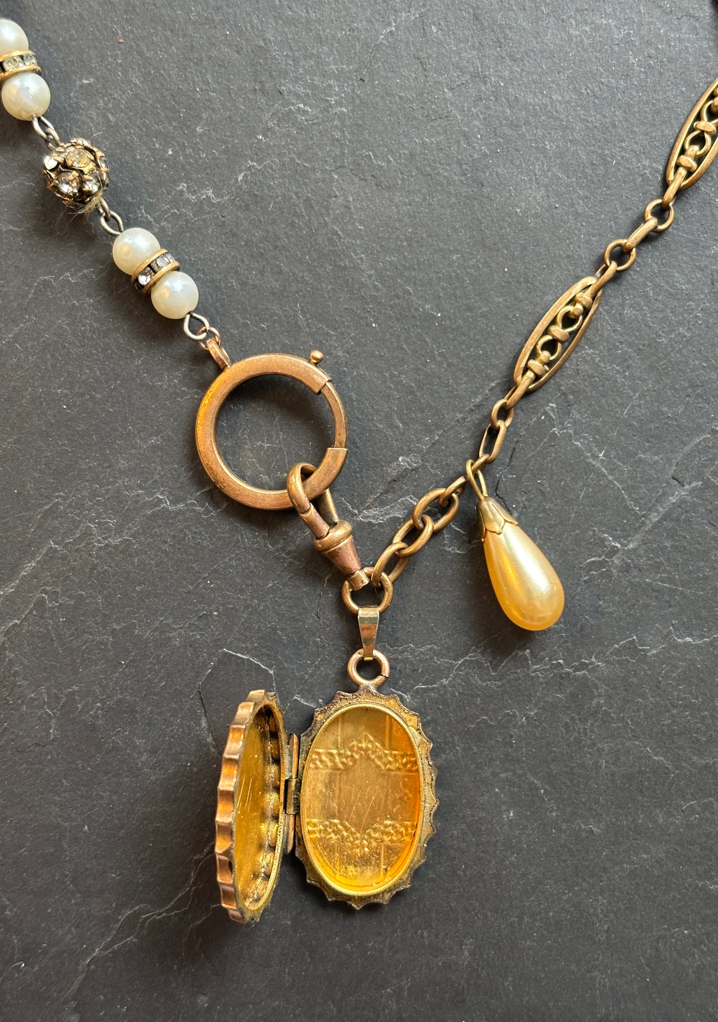 Collier perles, strass, chaîne filgrane et médaillon à secret - blissparis