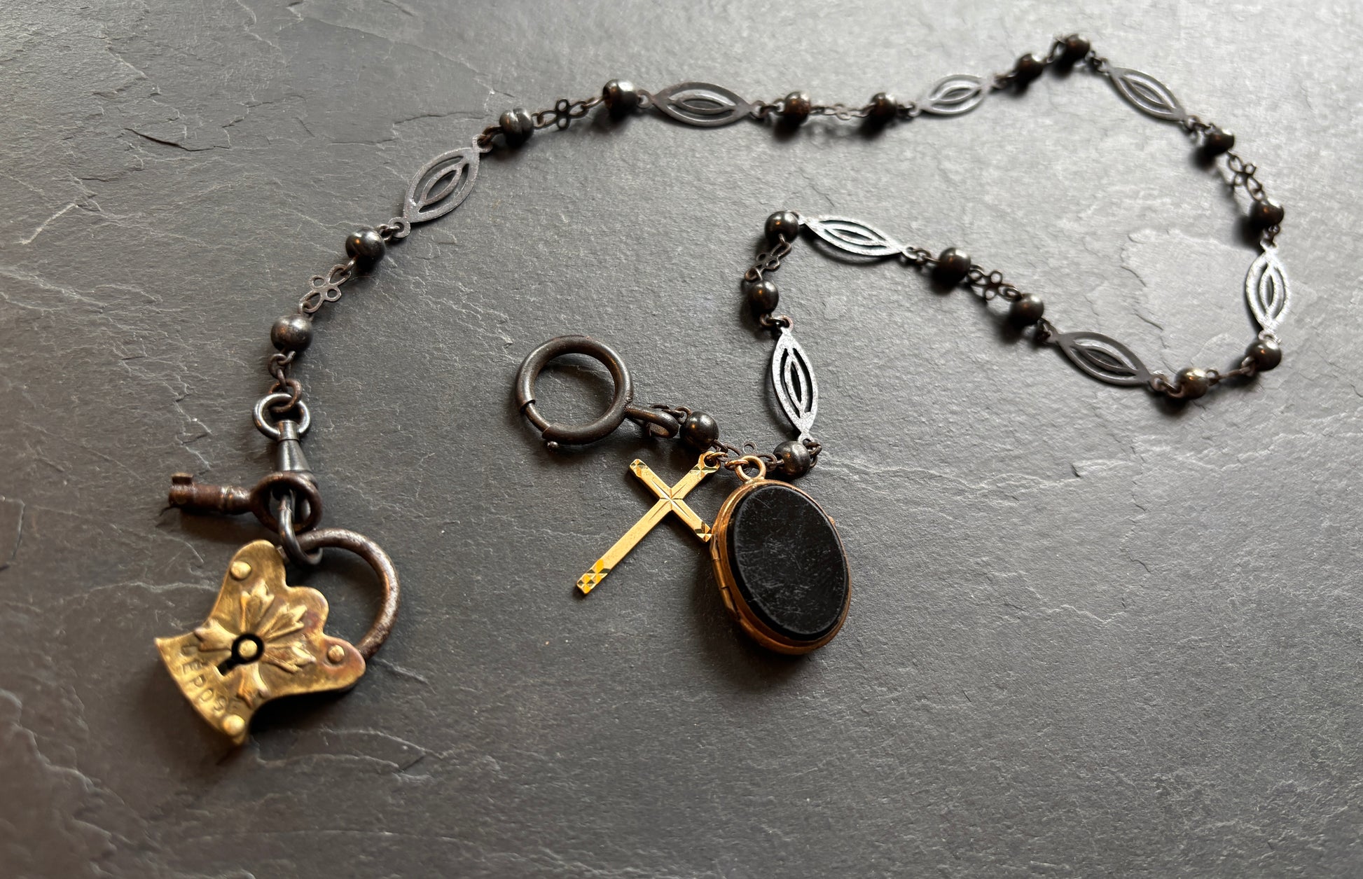 Collier chaîne de montre, cadenas, croix et médaillon à secret - blissparis