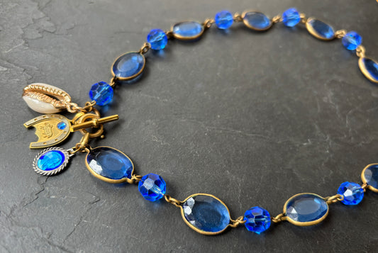BELIER. Collier en verre bleu, médaille du zodiaque et coquillage. - blissparis