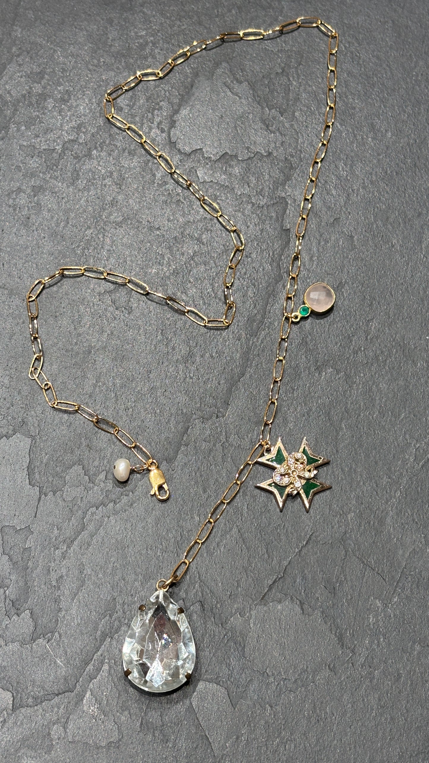 Collier lasso, large strass goutte, croix de Malte