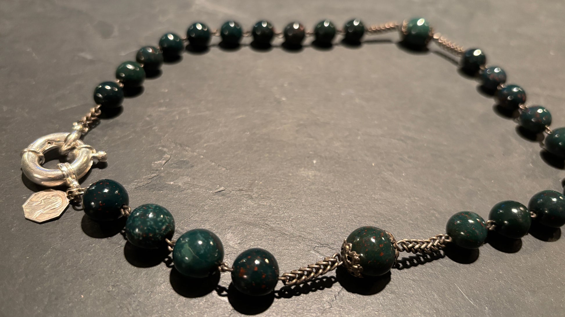 Collier chapelet en Calcédoine et Vierge au Voile - blissparis