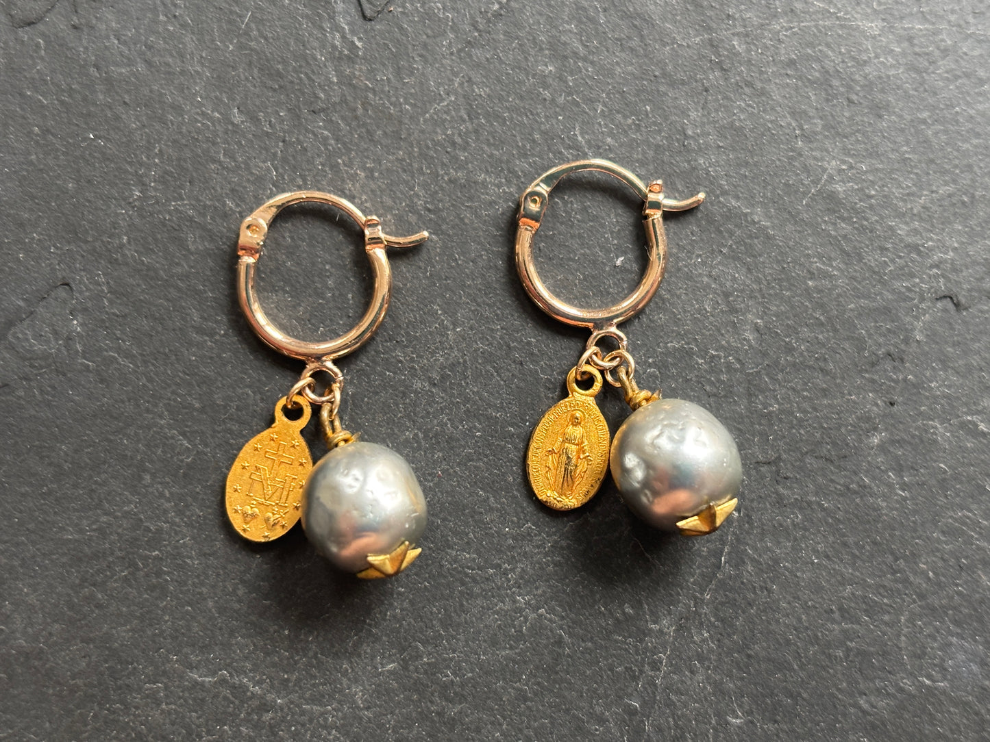 Mini créoles médailles miraculeuses et perles grises