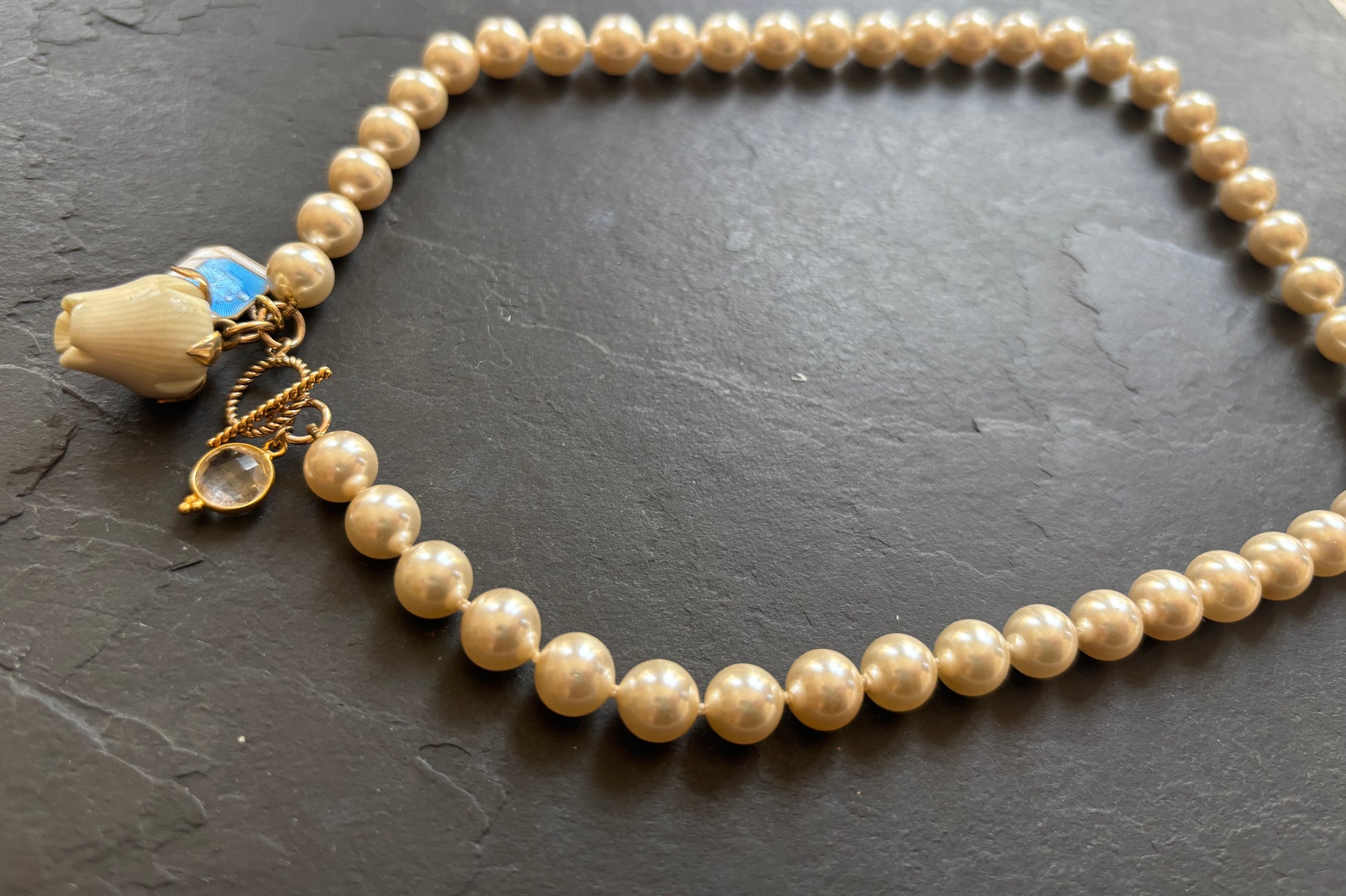Collier de perles vintage , médaille, rose et cristal de roche - blissparis