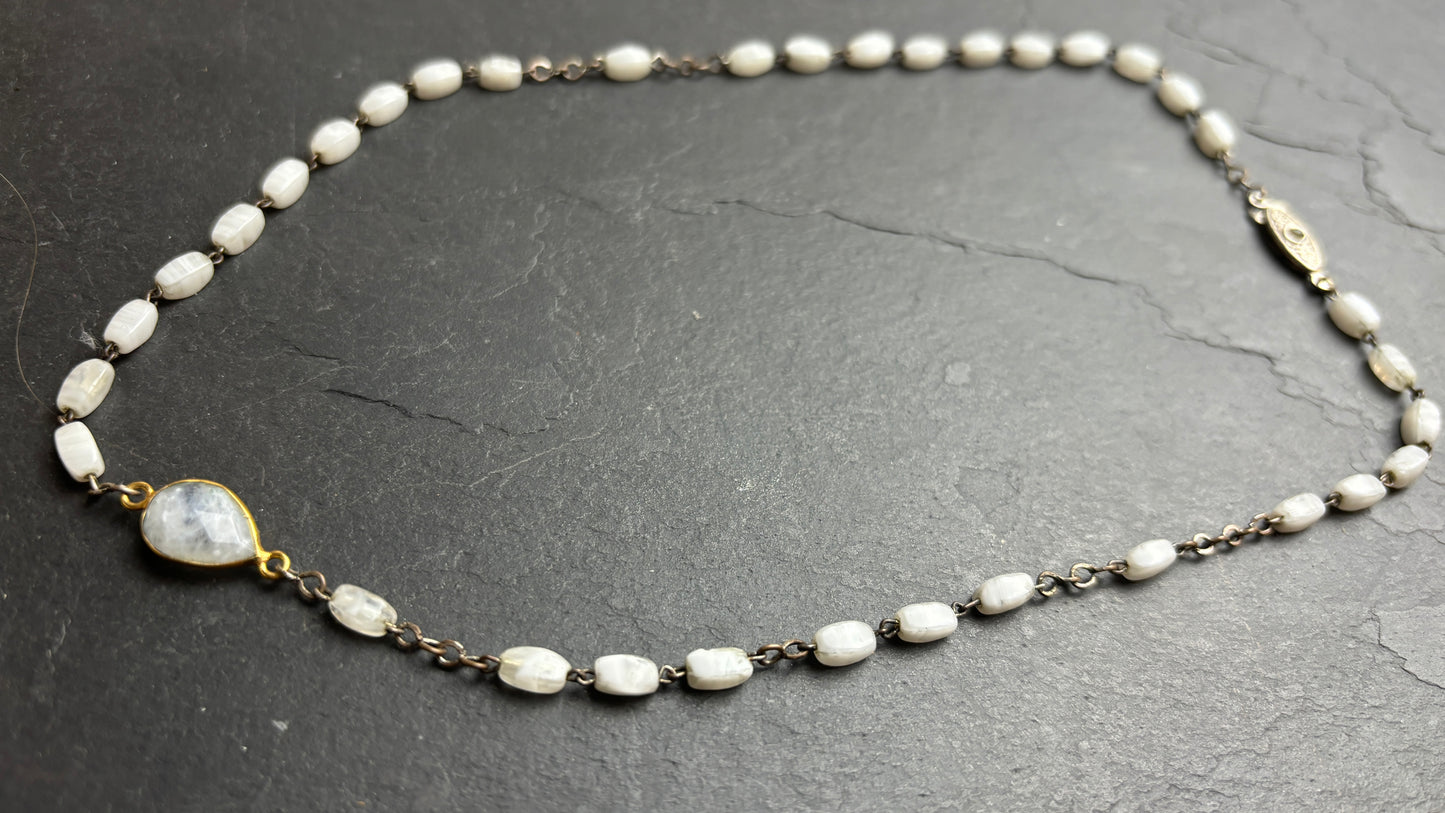 Collier chapelet blanc et Pierre de Lune - blissparis