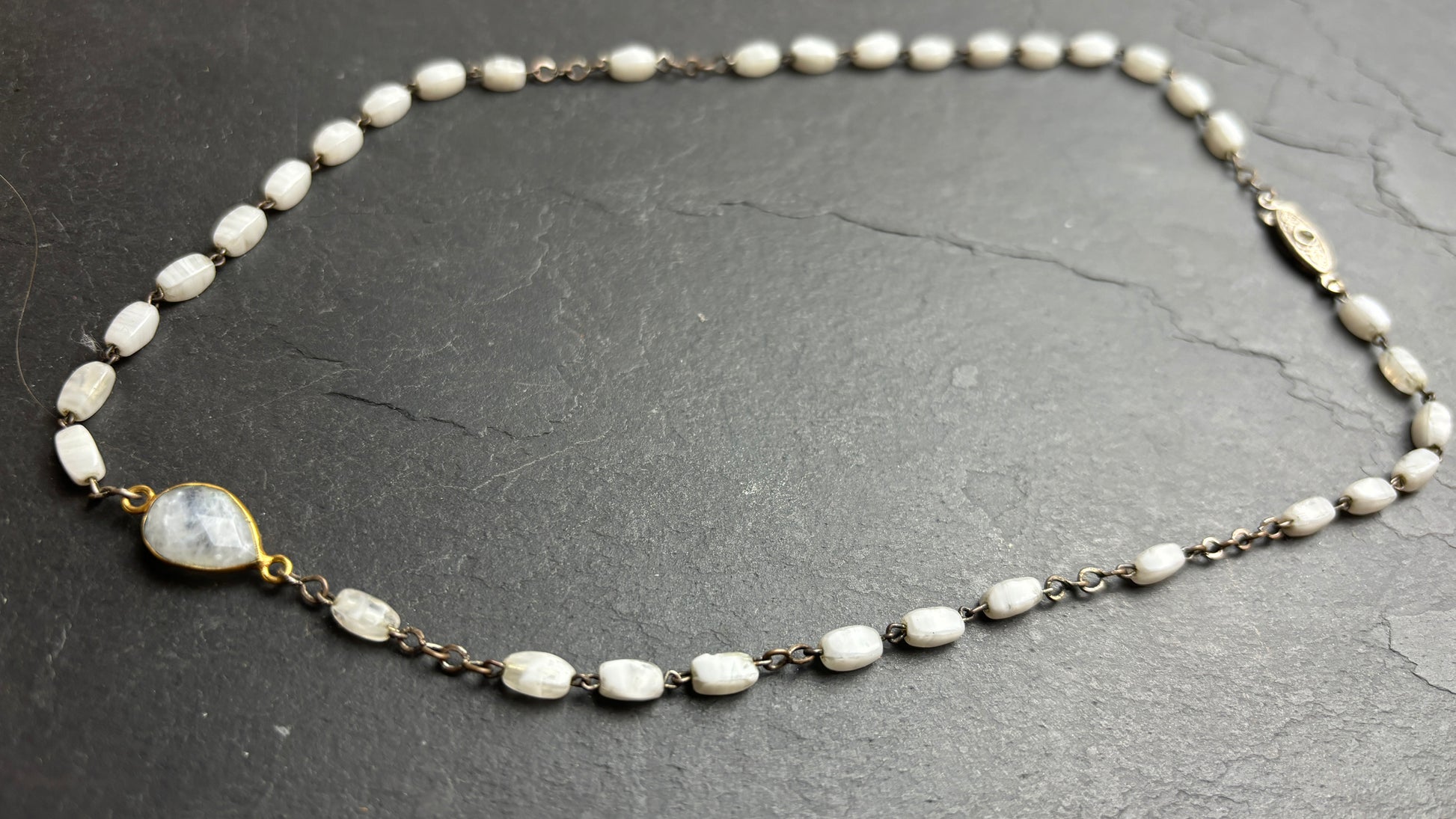 Collier chapelet blanc et Pierre de Lune - blissparis