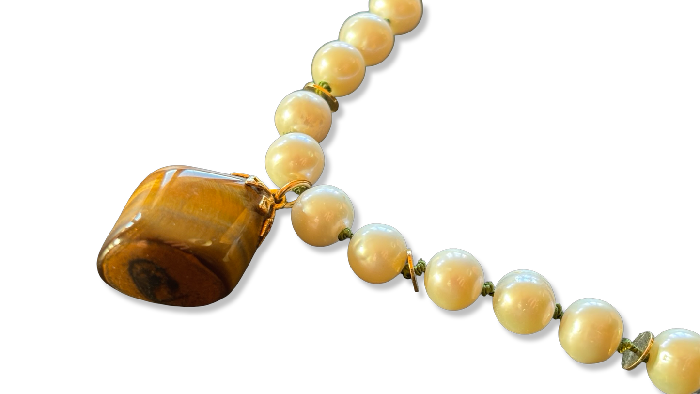 Collier de perles sur fil vert et Oeil de tigre