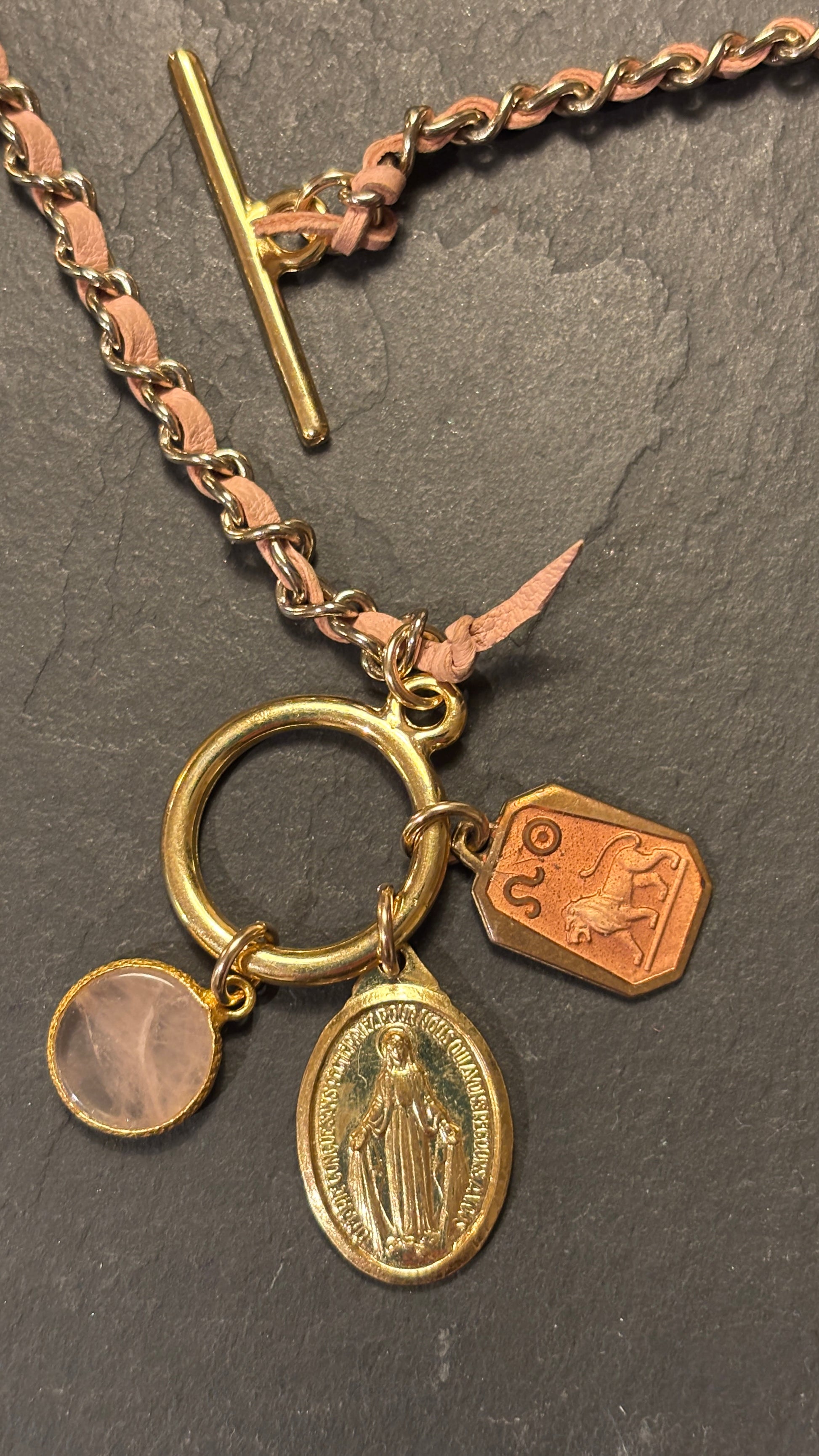 LION. Collier chaîne et cuir rose, quartz et médailles - blissparis