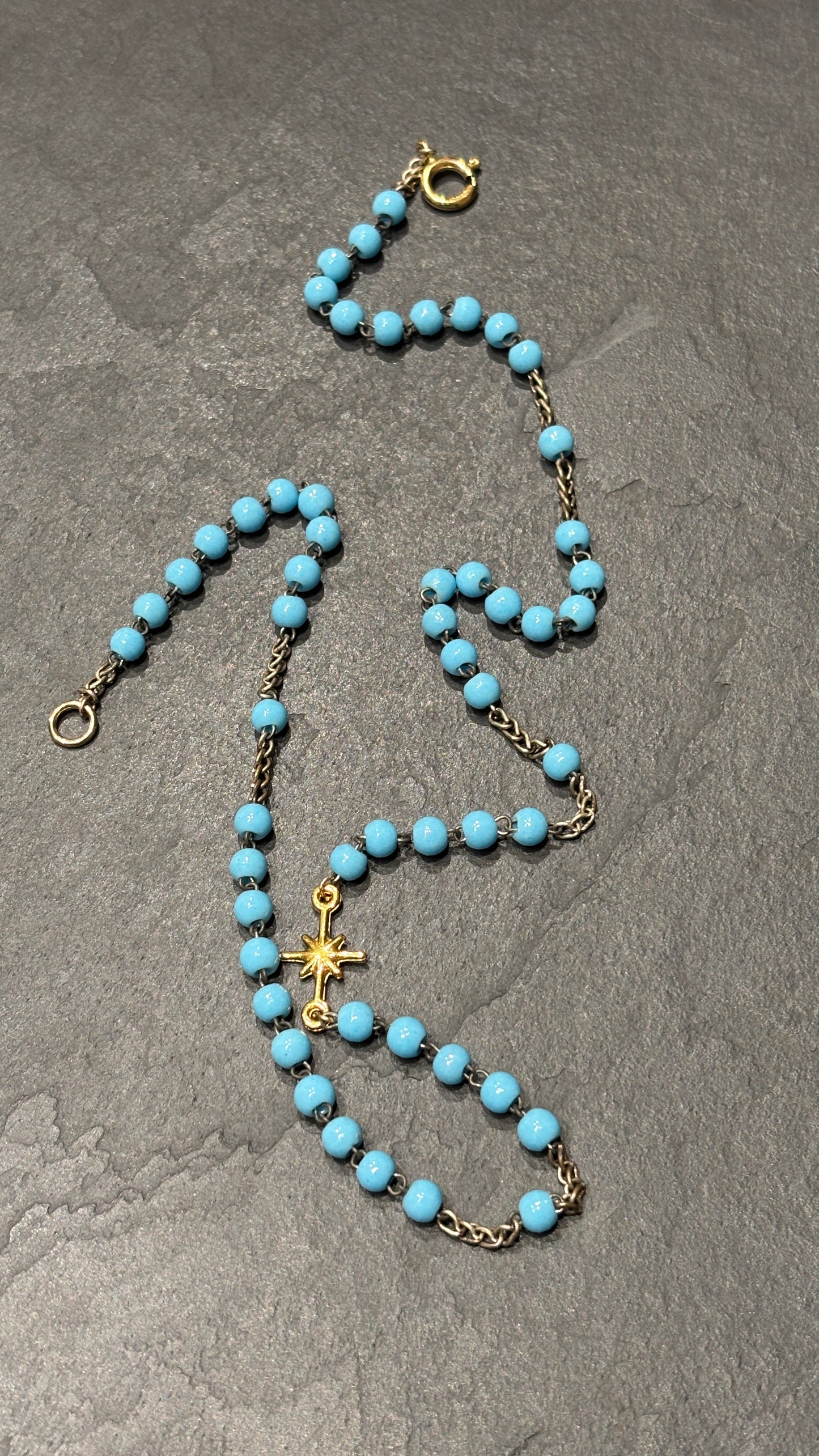 Collier chapelet turquoise et étoile plaquée or