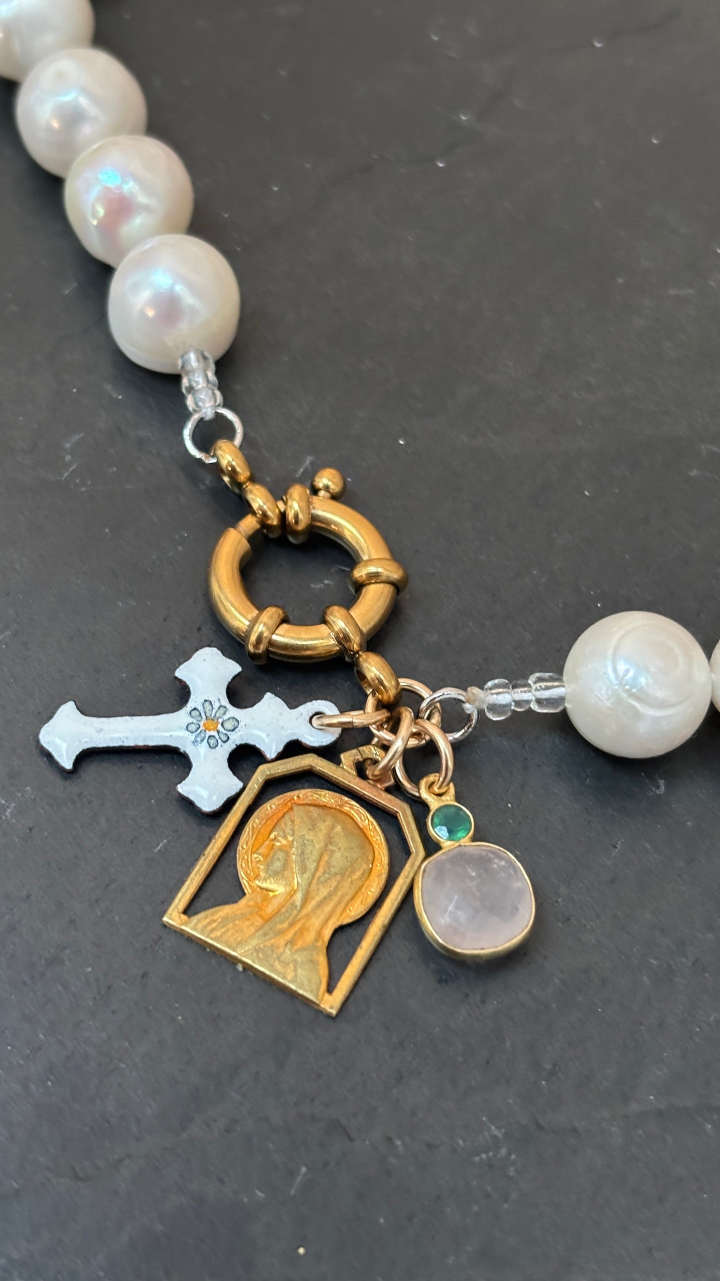 Collier de perles baroques, croix bretonne, Vierge au Voile et Quartz rose