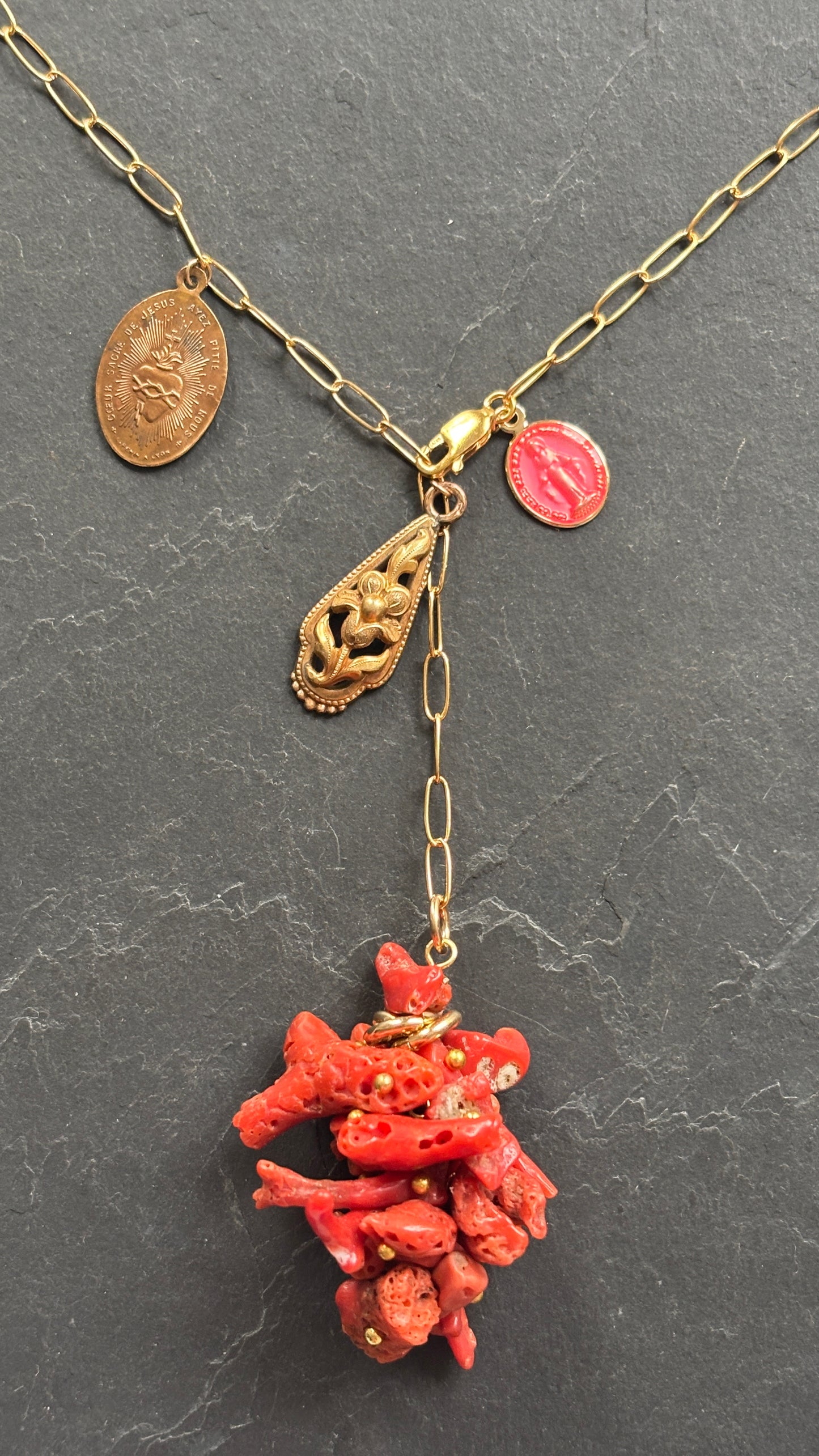 Collier lasso corail rouge et médaillons anciens