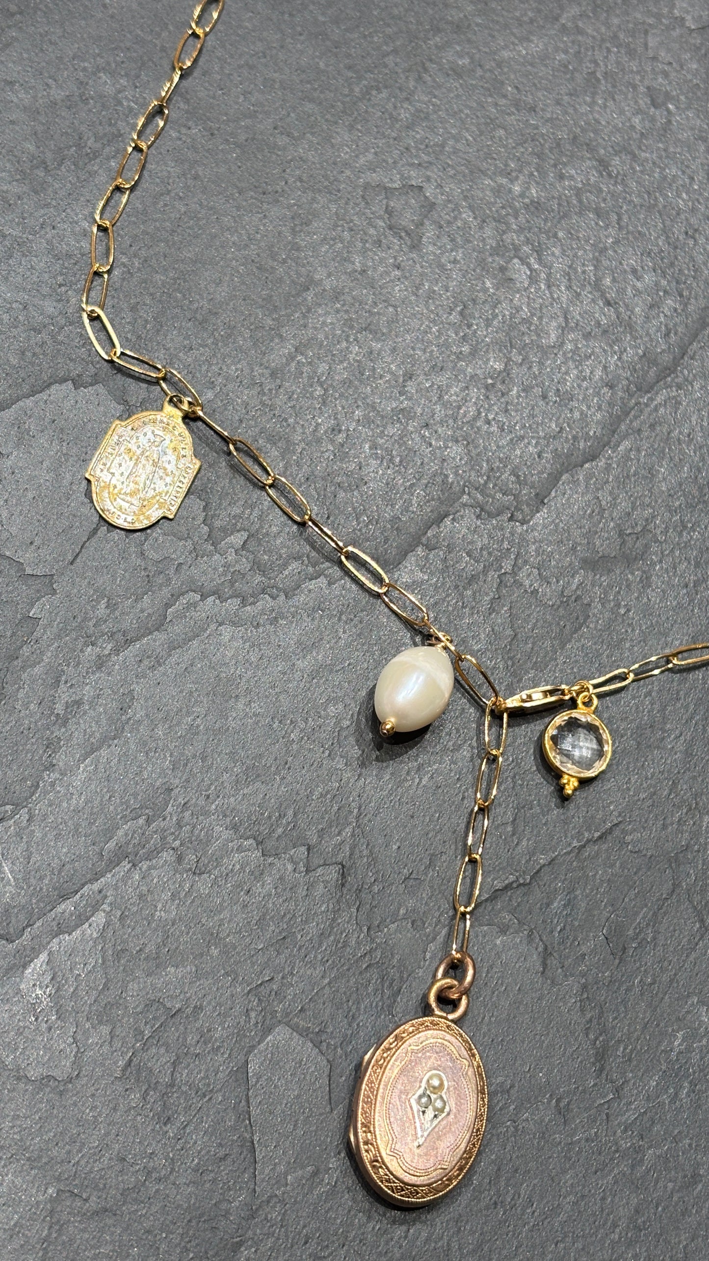 Collier lasso, médaillon à secret et perle