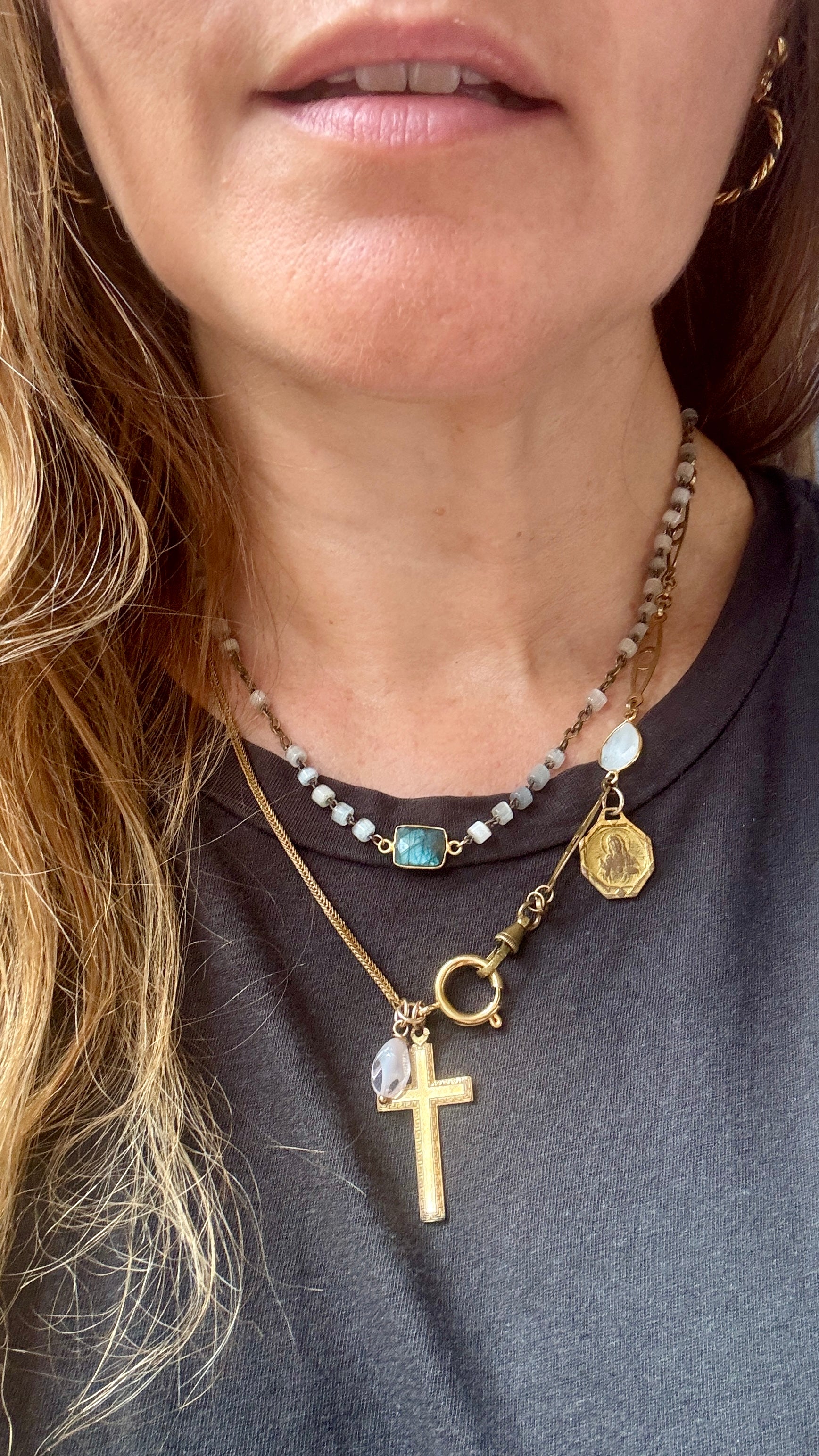 Collier chaîne de montre , croix et pierre de lune - blissparis