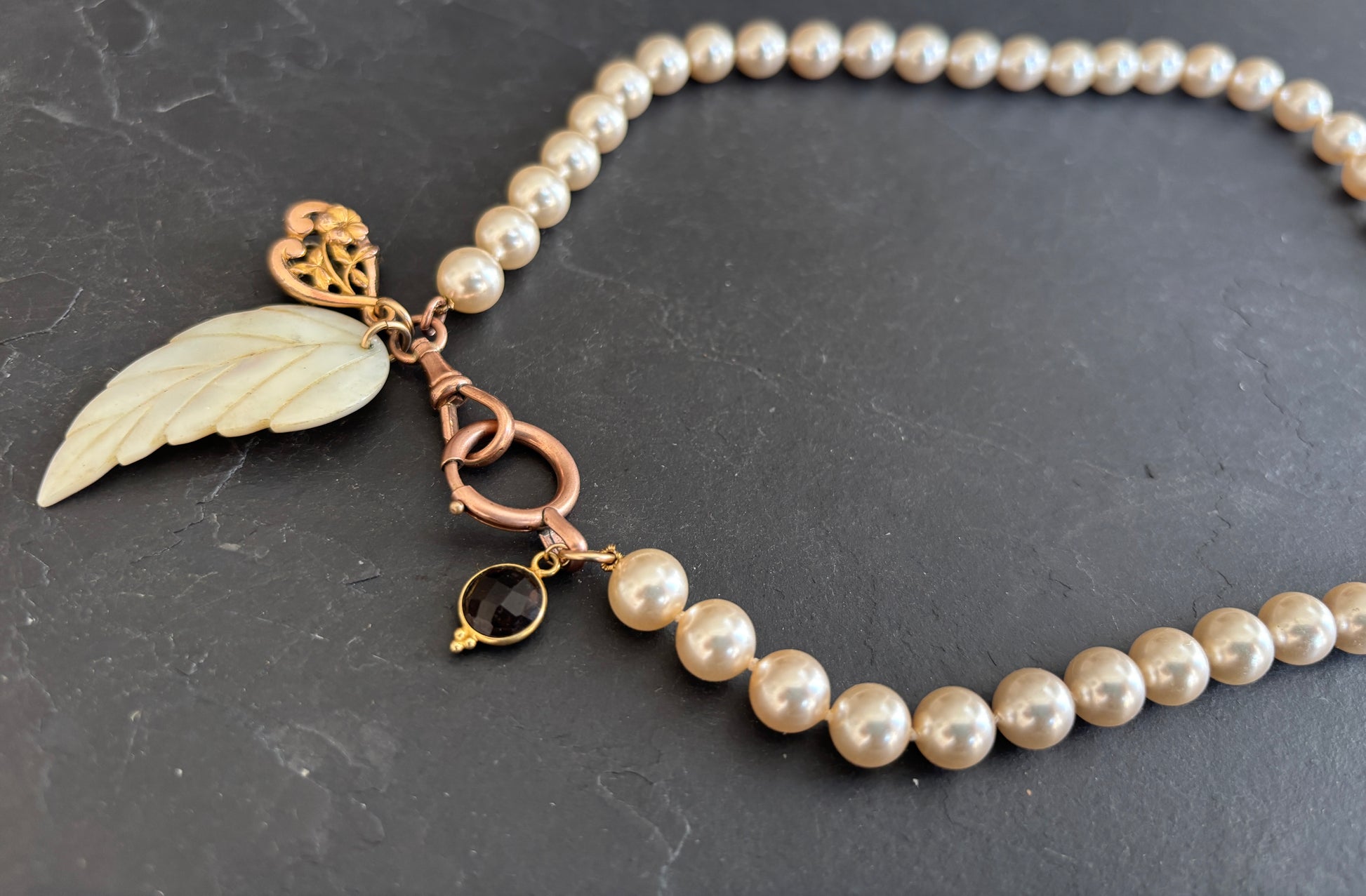 Collier de perles , feuille de nacre et pendentifs - blissparis